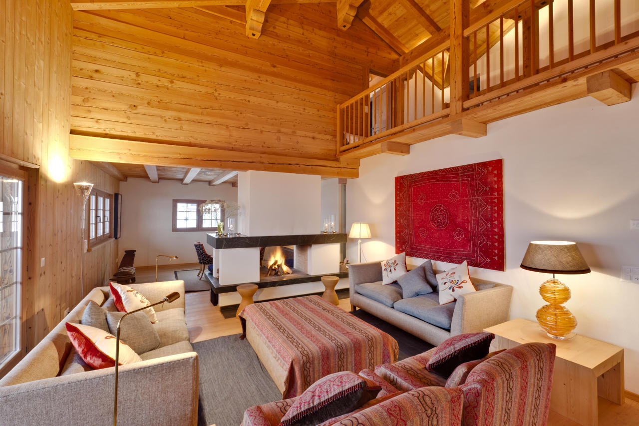 Living area with fireplace in Chalet Chimera in Klosters