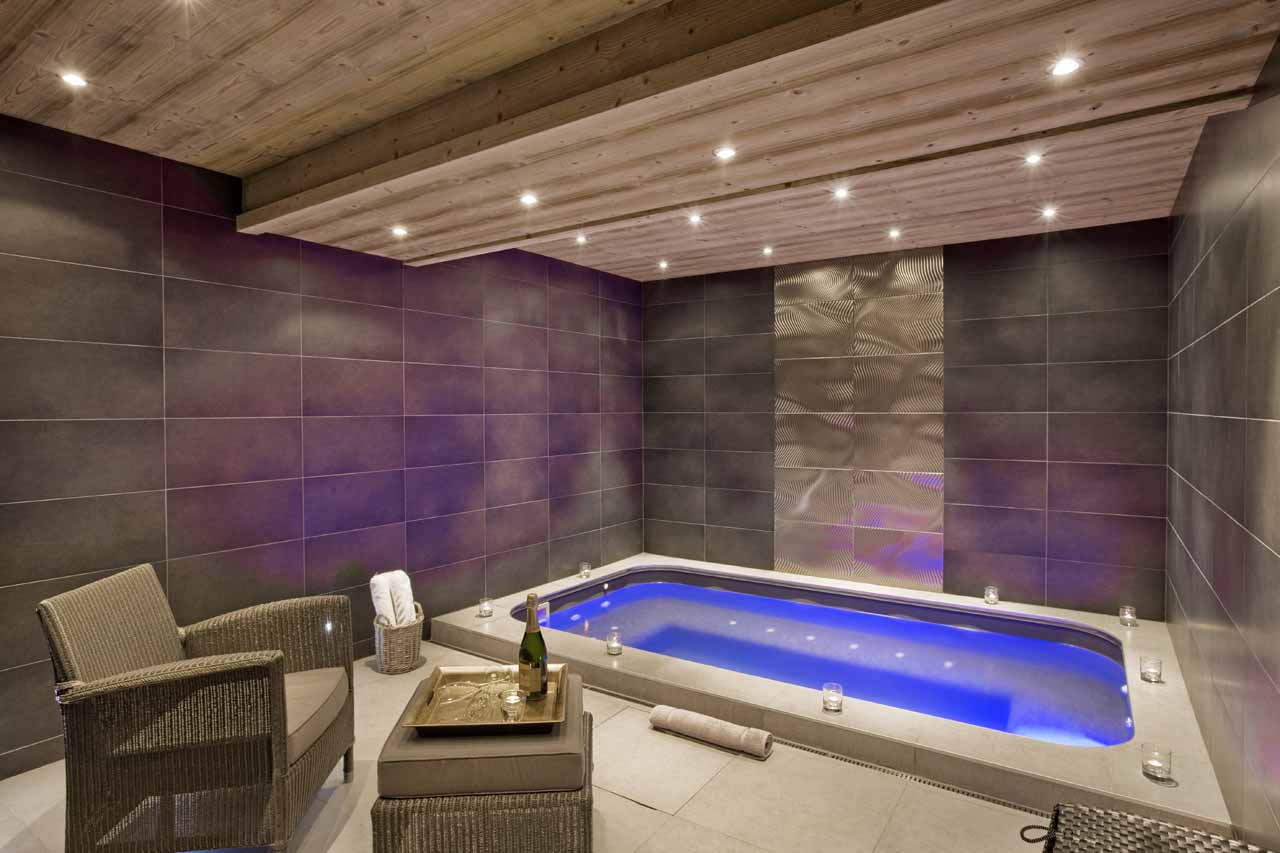 Large jacuzzi at Chalet Floralie in St Martin de Belleville