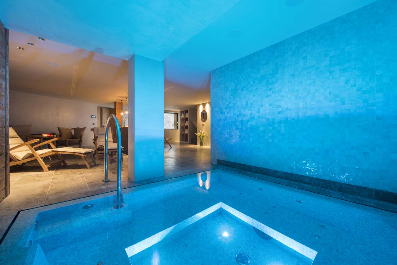 Indoor hot tub in Chalet Mckinley in Zermatt