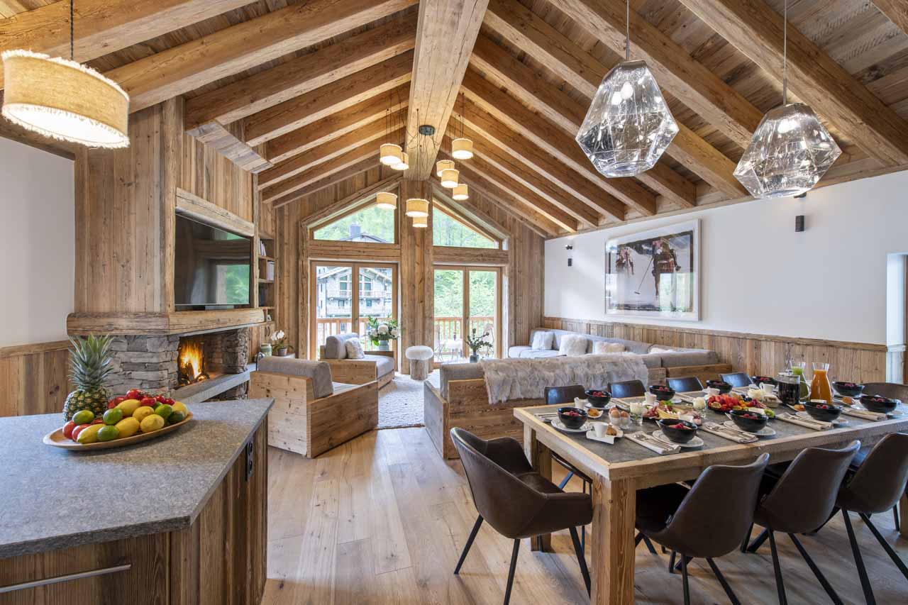 Open plan living & dining area in Chalet Oxalis in Val d'Isere