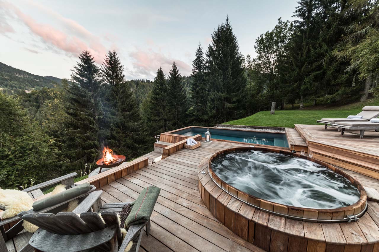 Hot tub and pool at Ferme de Moudon in Les Gets