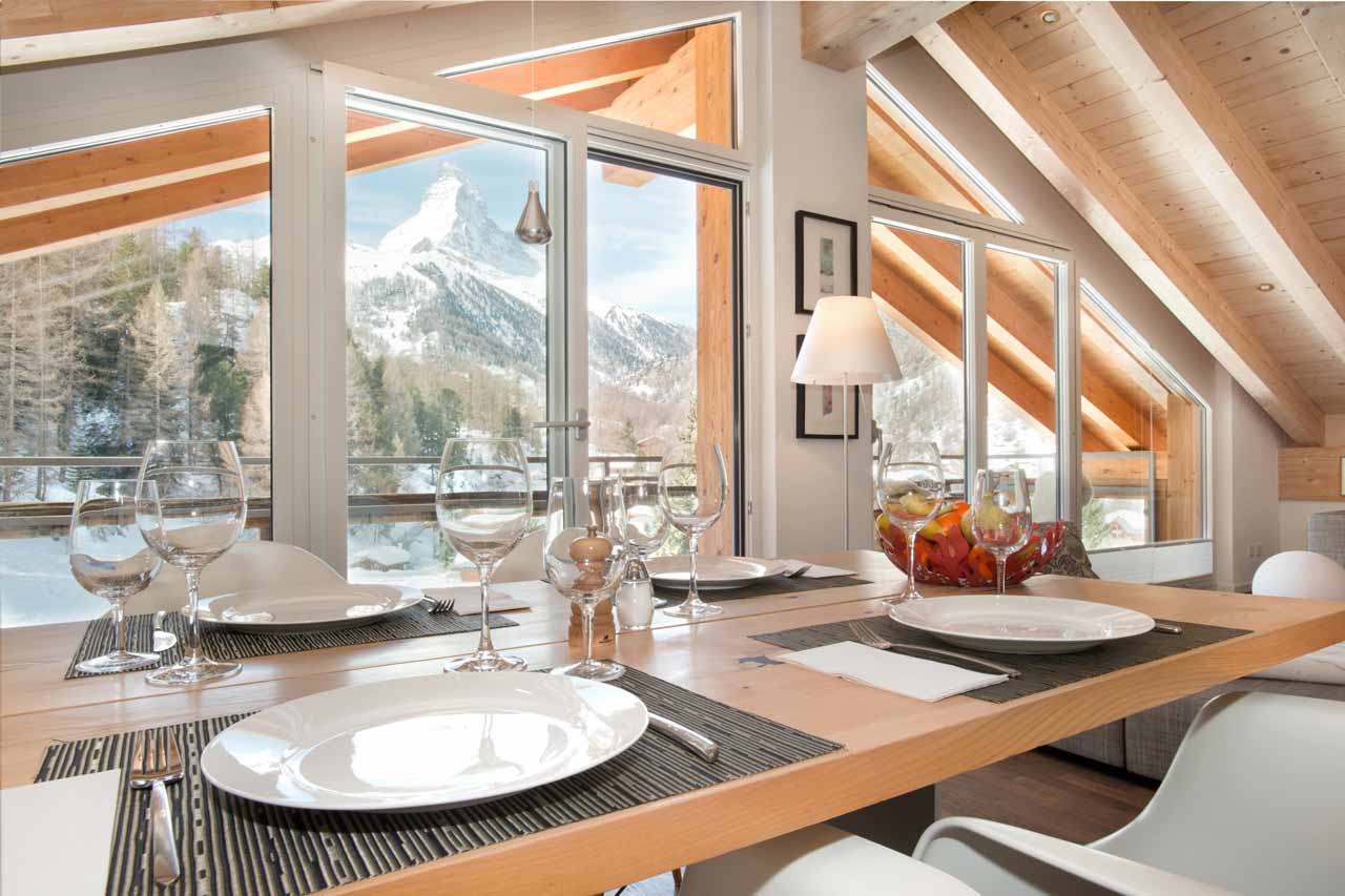 Dining table with Matterhorn view at Penthouse Altesse in Zermatt