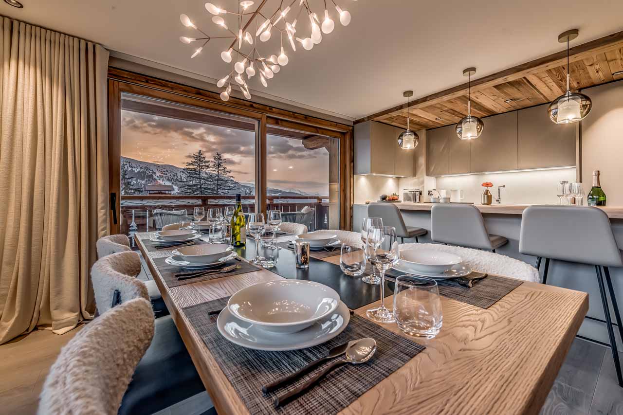 Dining table at dusk at Apartment Josanne in Meribel