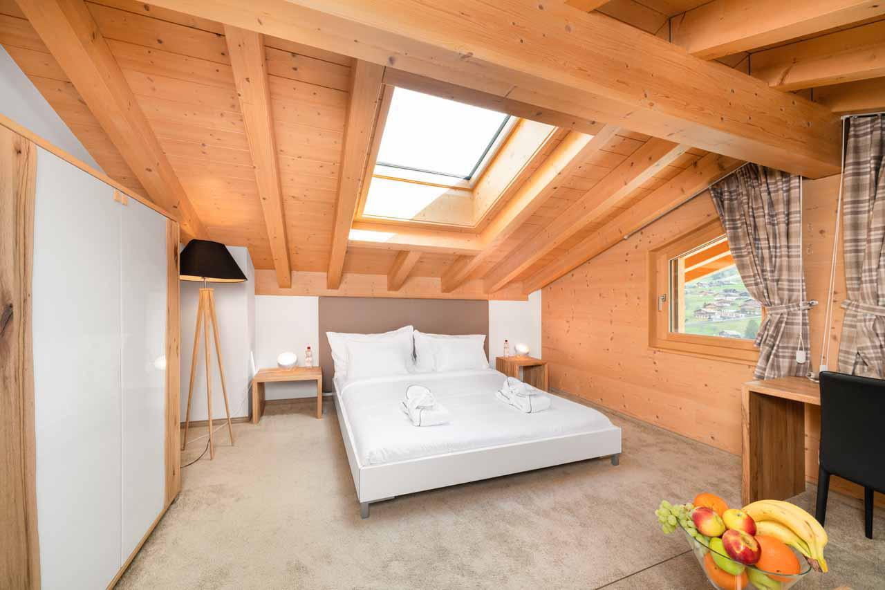Top floor bedroom with king size bed at Apartment Antara in Grindelwald