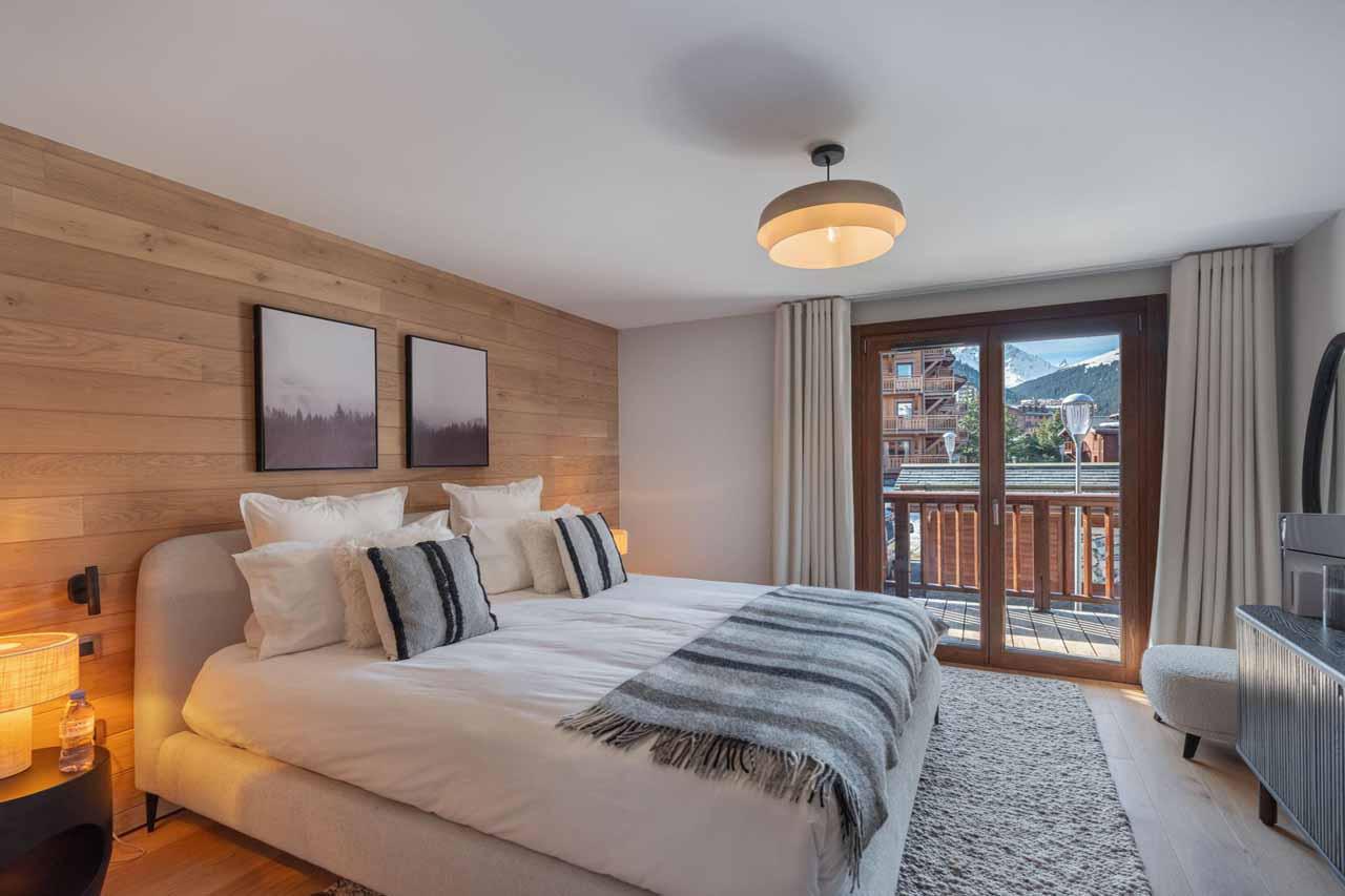 Double bedroom with balcony access in Chalet Arpont, Courchevel 1650