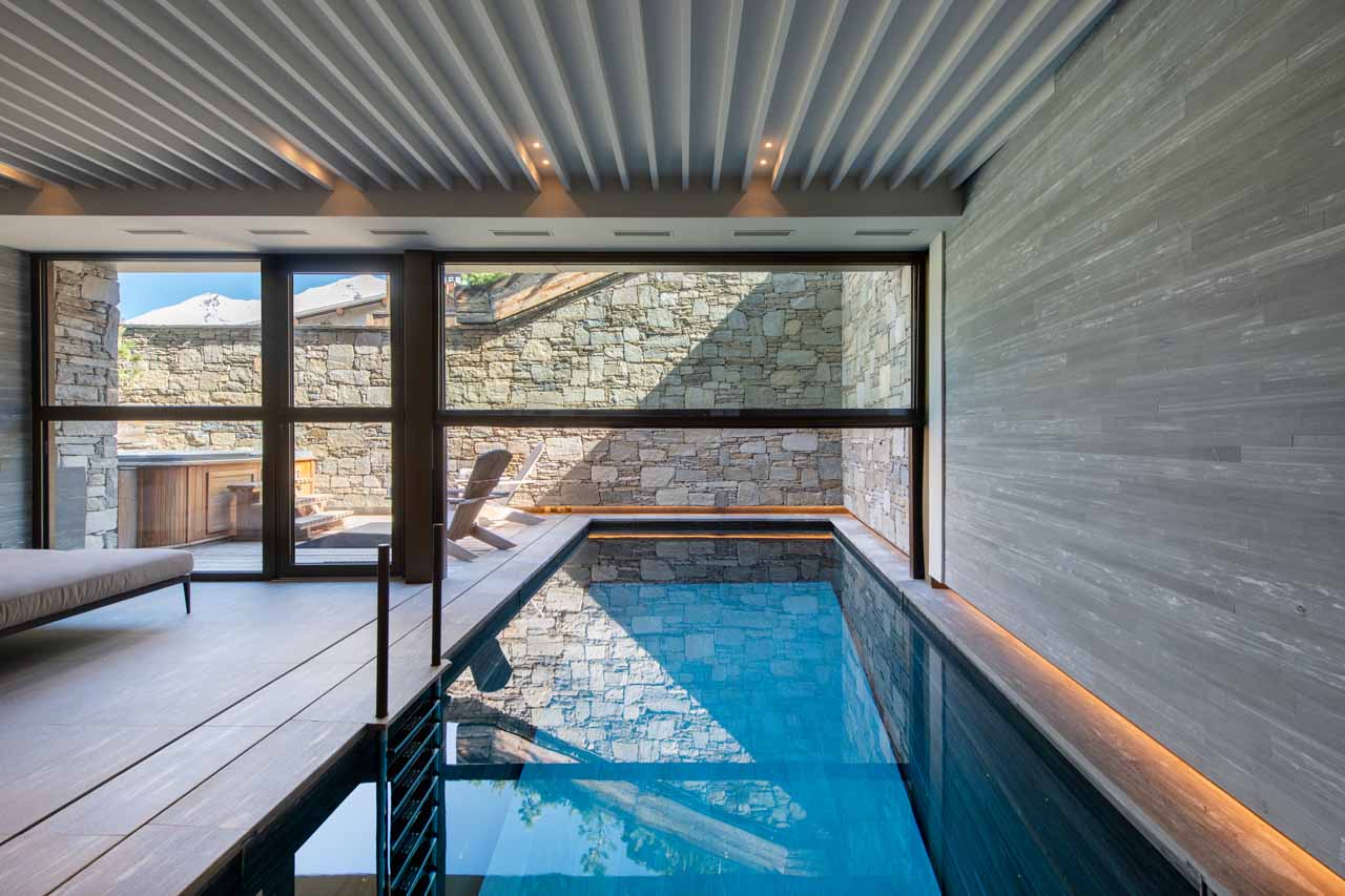 Indoor/outdoor swimming pool at Chalet Etoile du Nord - East Wing in Val d'Isere