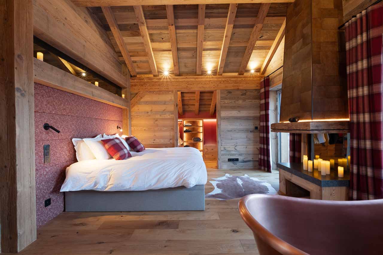 Double bedroom with fireplace in Chalet Grande Kalinka, Meribel