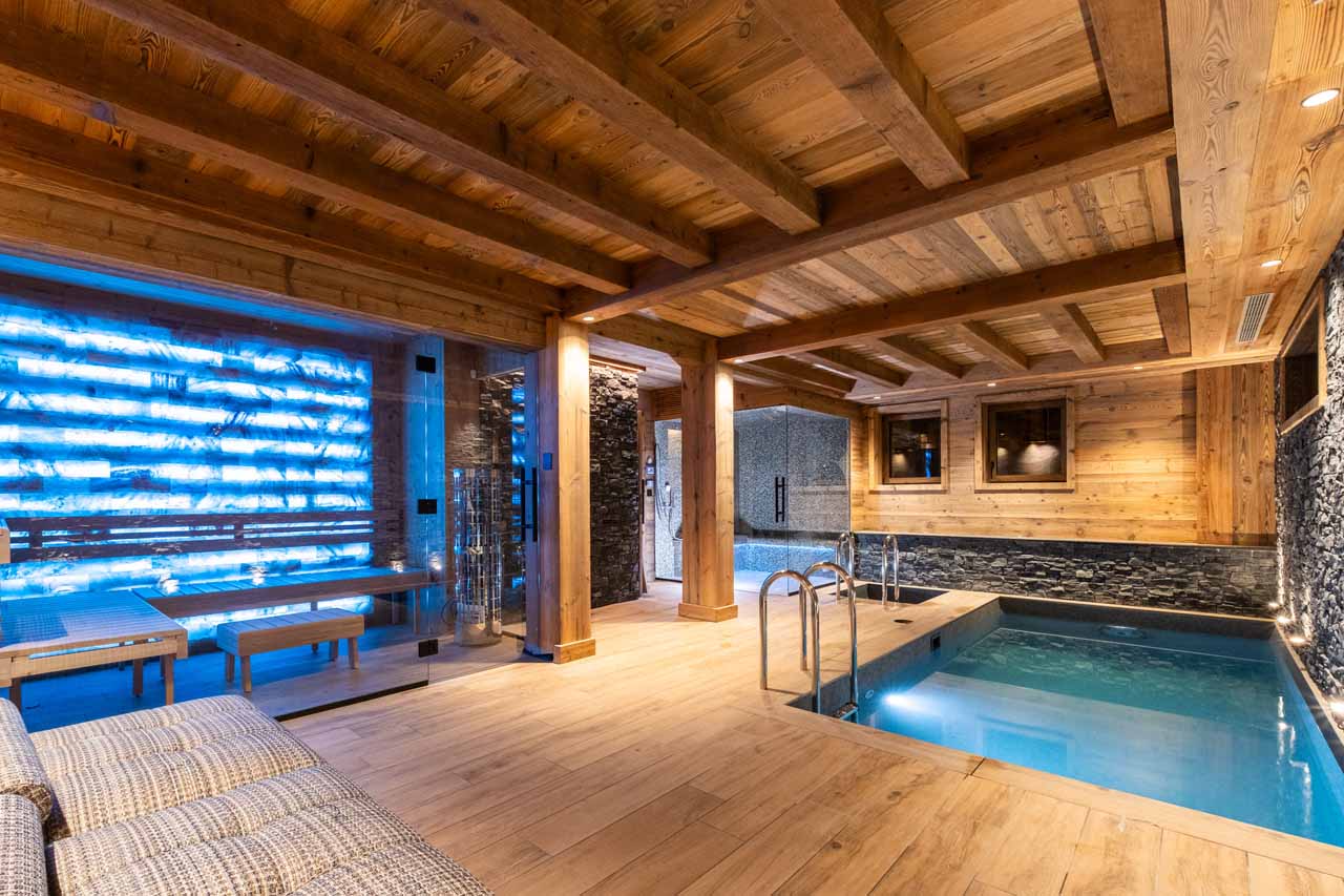 Hammam and indoor swimming pool in Chalet Grande Kalinka, Meribel