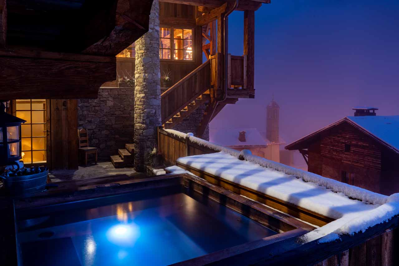 Outdoor hot tub at Chalet Hibou in Le Miroir