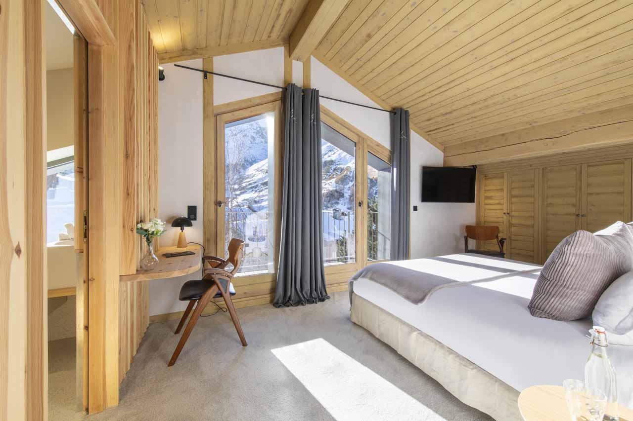 Double bedroom with en-suite shower room and private WC at Chalet Kitsune in Val d'Isere