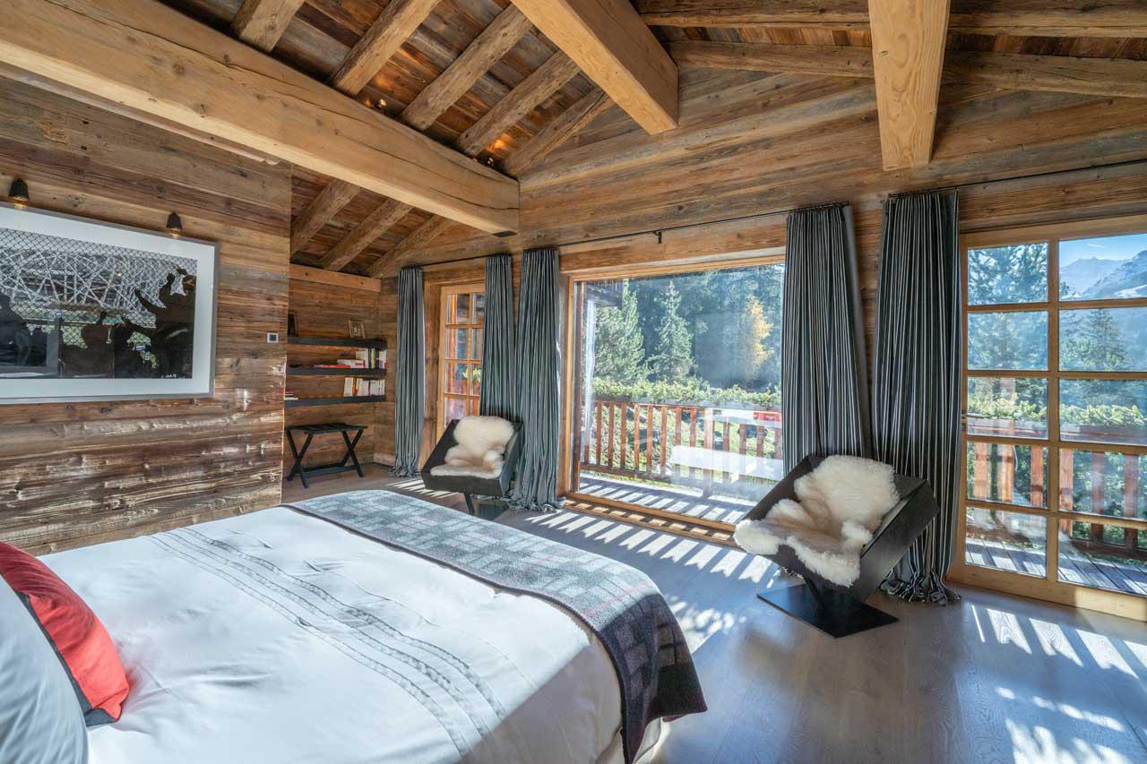 Double bedroom with walk-in closet, desk bathroom, shower and balcony at Le Grand Cerf in Meribel