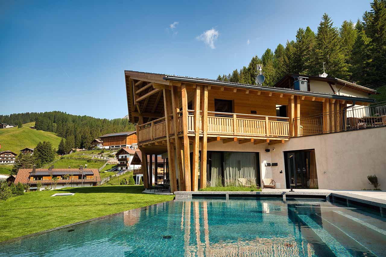 Chalet infinity pool at Chalet Lum d'Or in Val Gardena