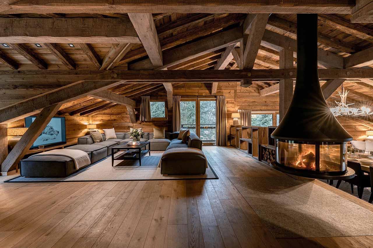 Sitting area with large sofas in Chalet Lupa, Chamonix