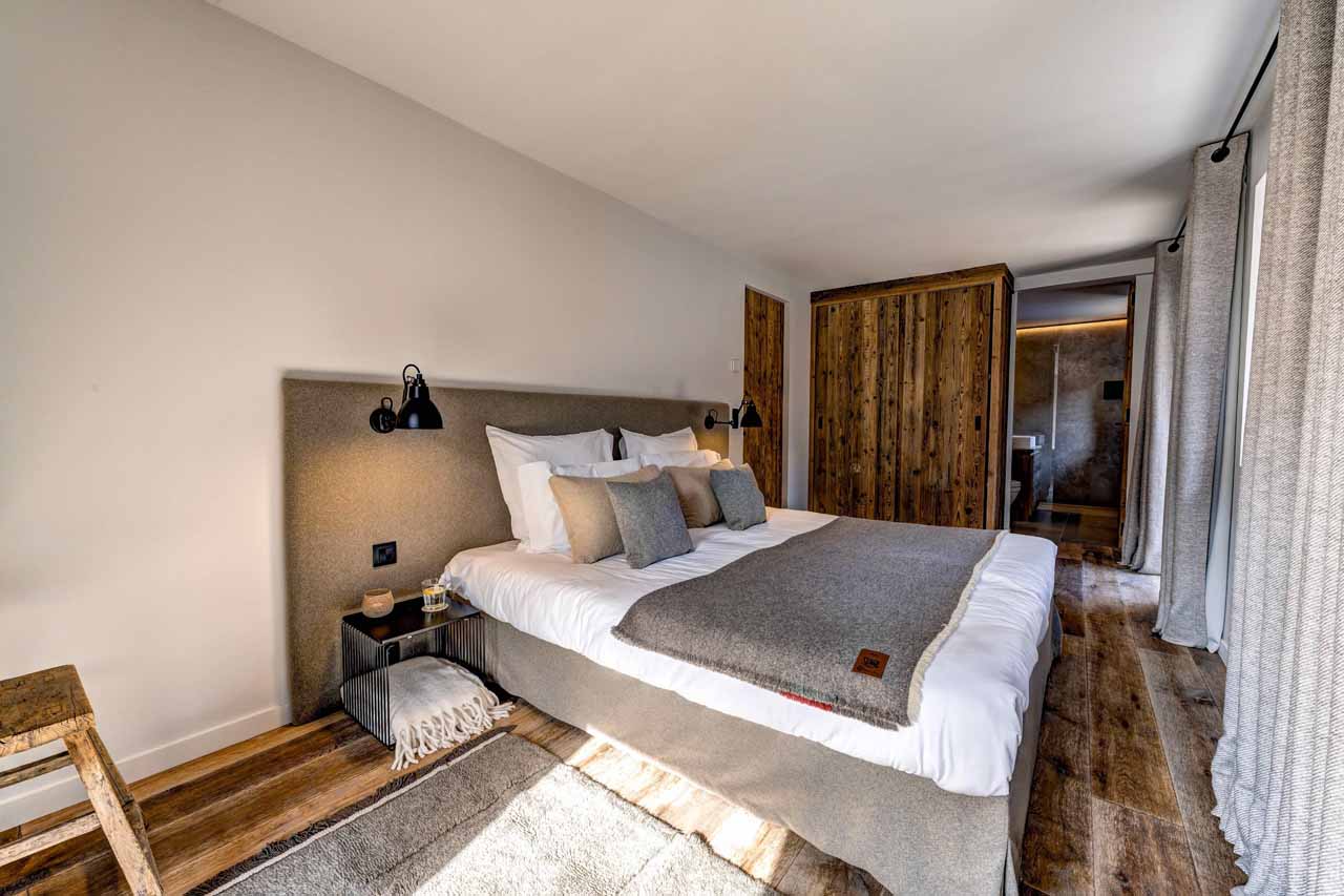 Master bedroom with super king/twin bed in Chalet Zanskar, St Martin de Belleville