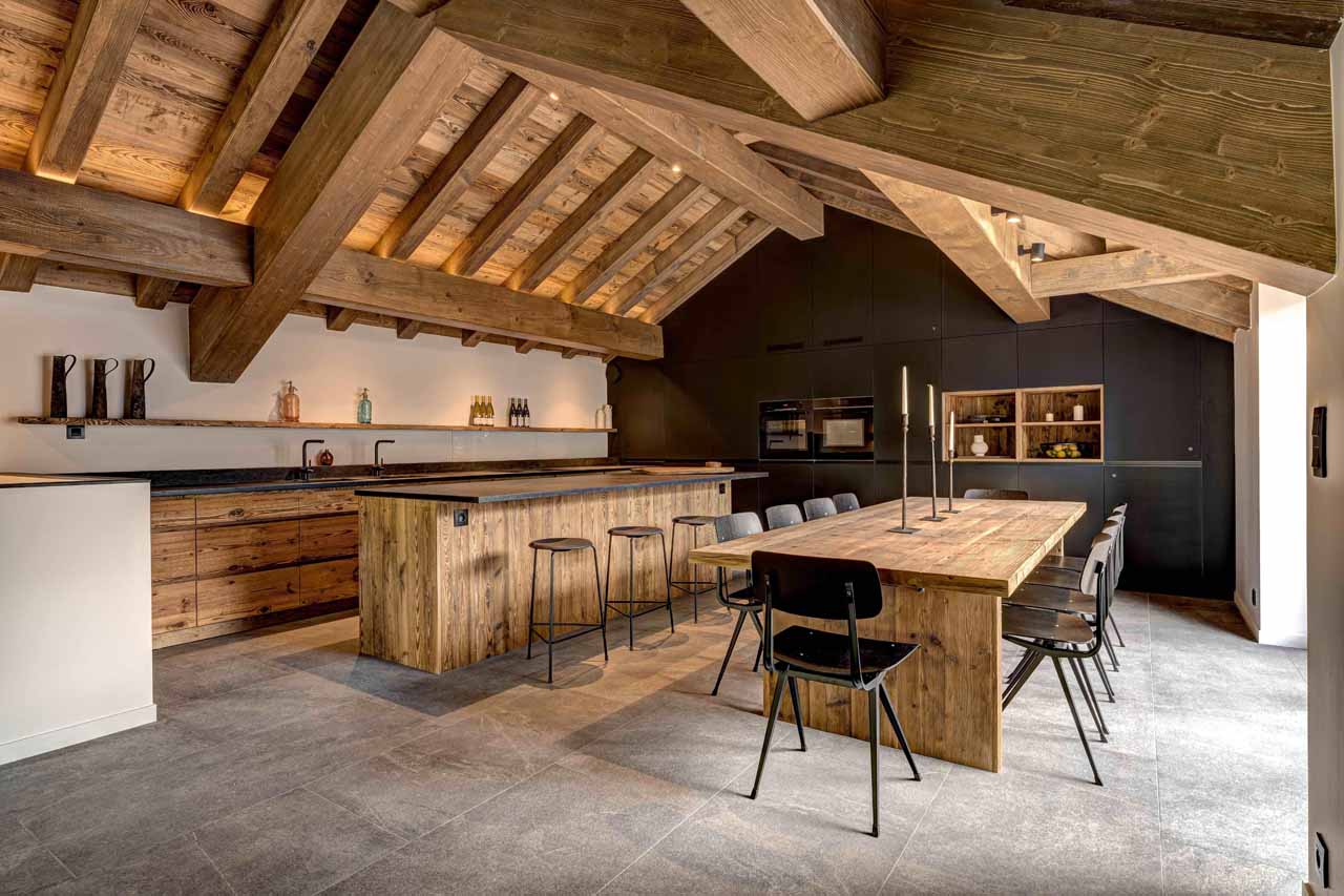 Kitchen with breakfast bar in Chalet Zanskar, St Martin de Belleville