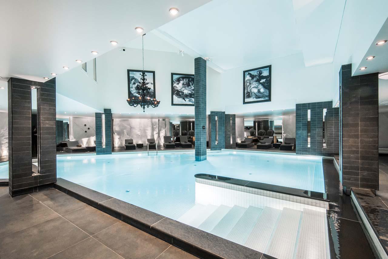 Vast heated swimming pool at Apartment Ariondaz in Courchevel 1850