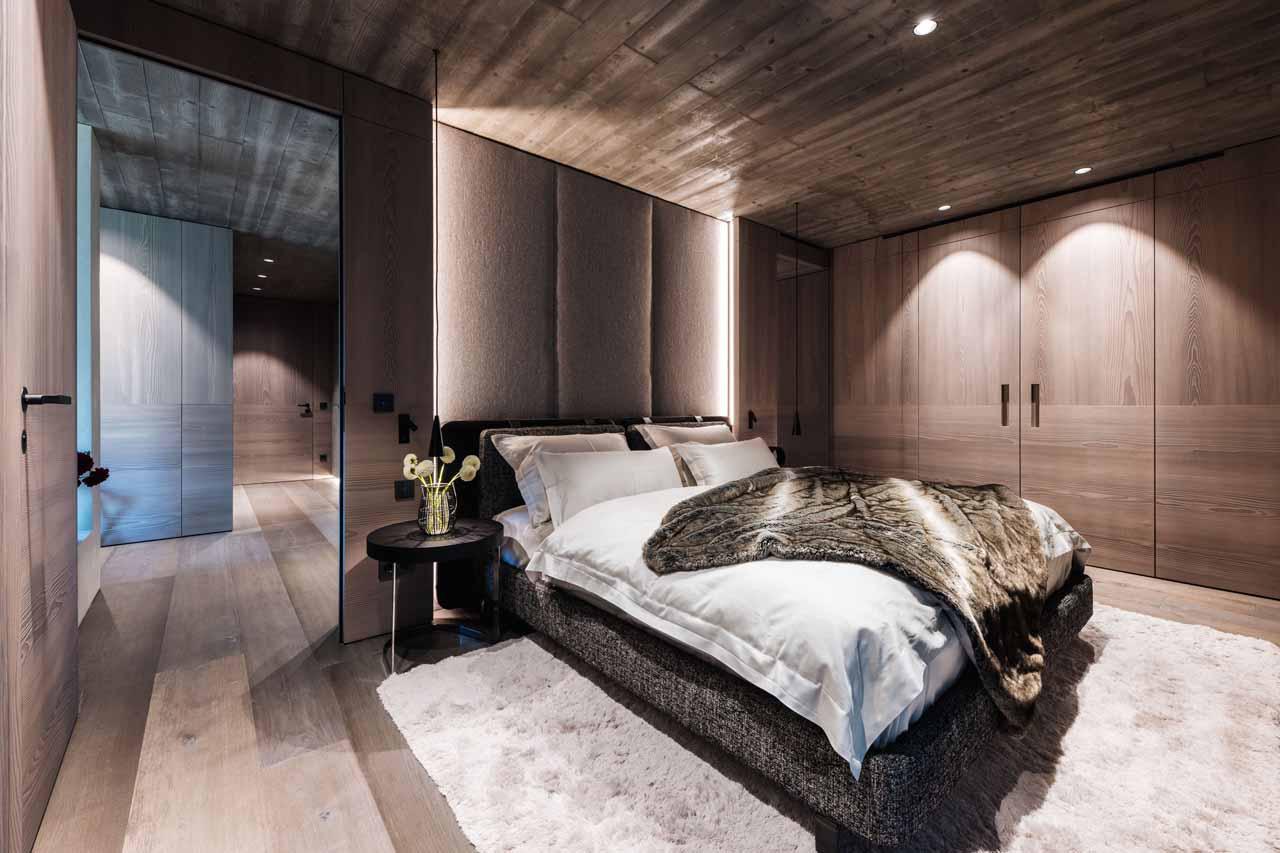 Double bedroom with living area, en-suite bathroom and private balcony in Le Chalet, Lech