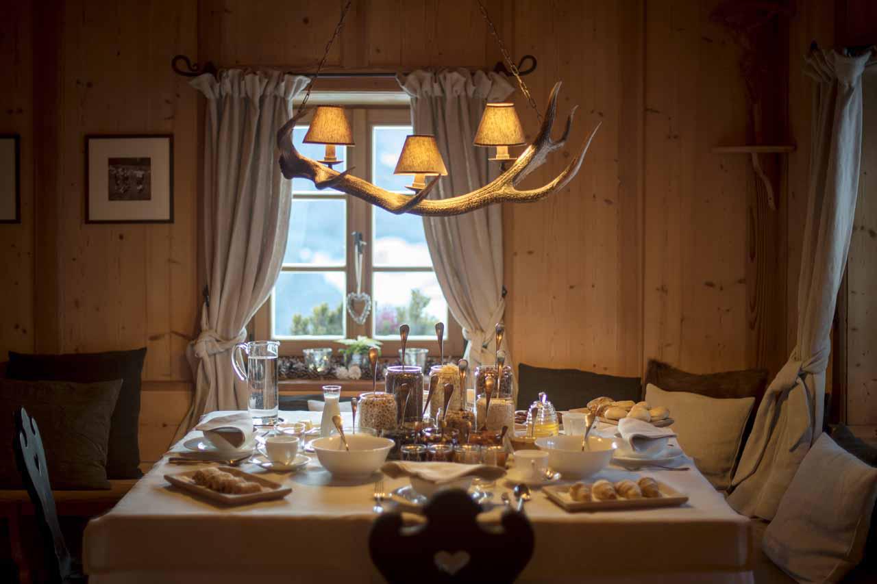 Dining table in summer at San Lorenzo Mountain Lodge in Kronplatz