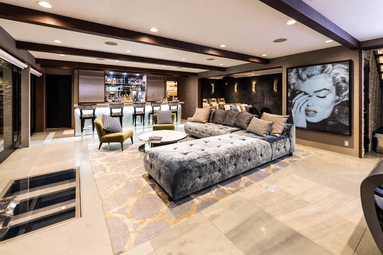 Games room with bar at Seasons Residence in Niseko