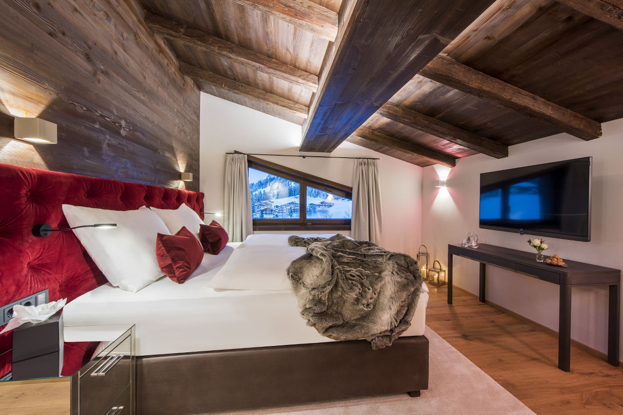 Master bedroom with TV in Nidus Penthouse in Lech