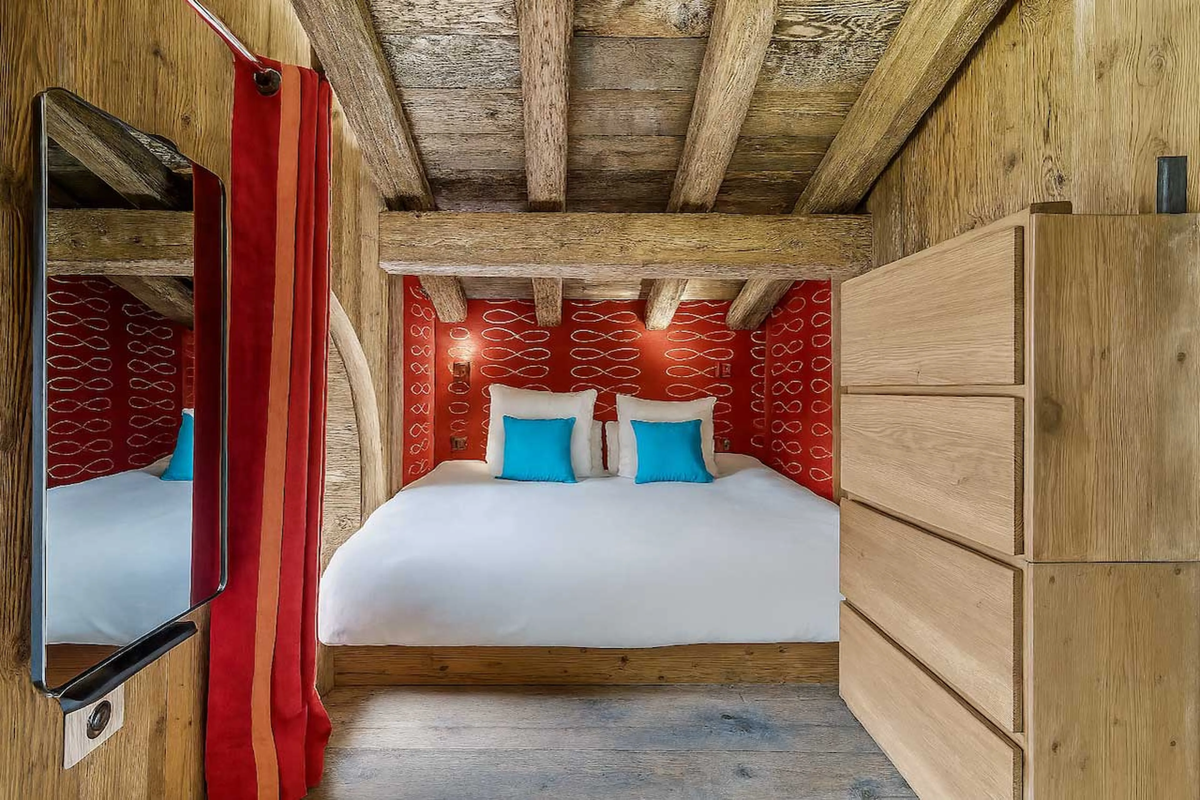 Children’s bedroom with en suite shower room in Chalet Carat, Courchevel 1850