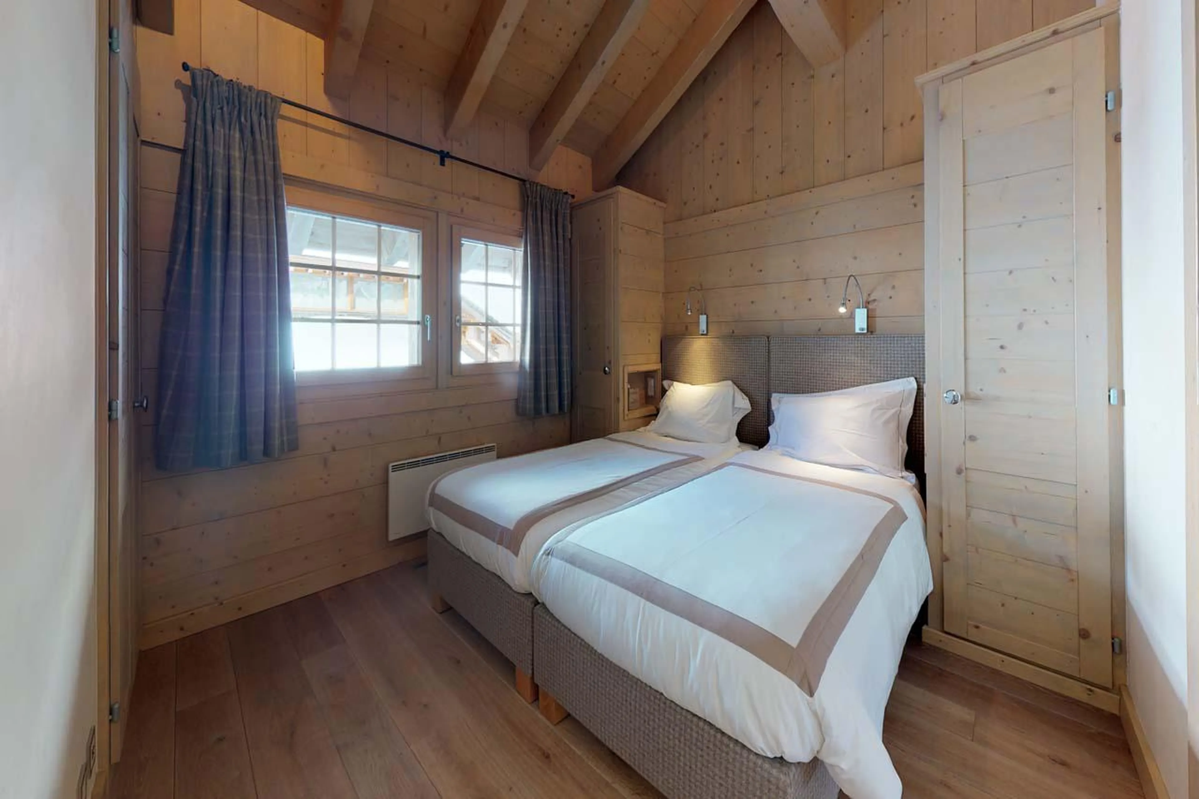Twin bedroom with shared en-suite bathroom at Chalet Albert-Luc in Verbier