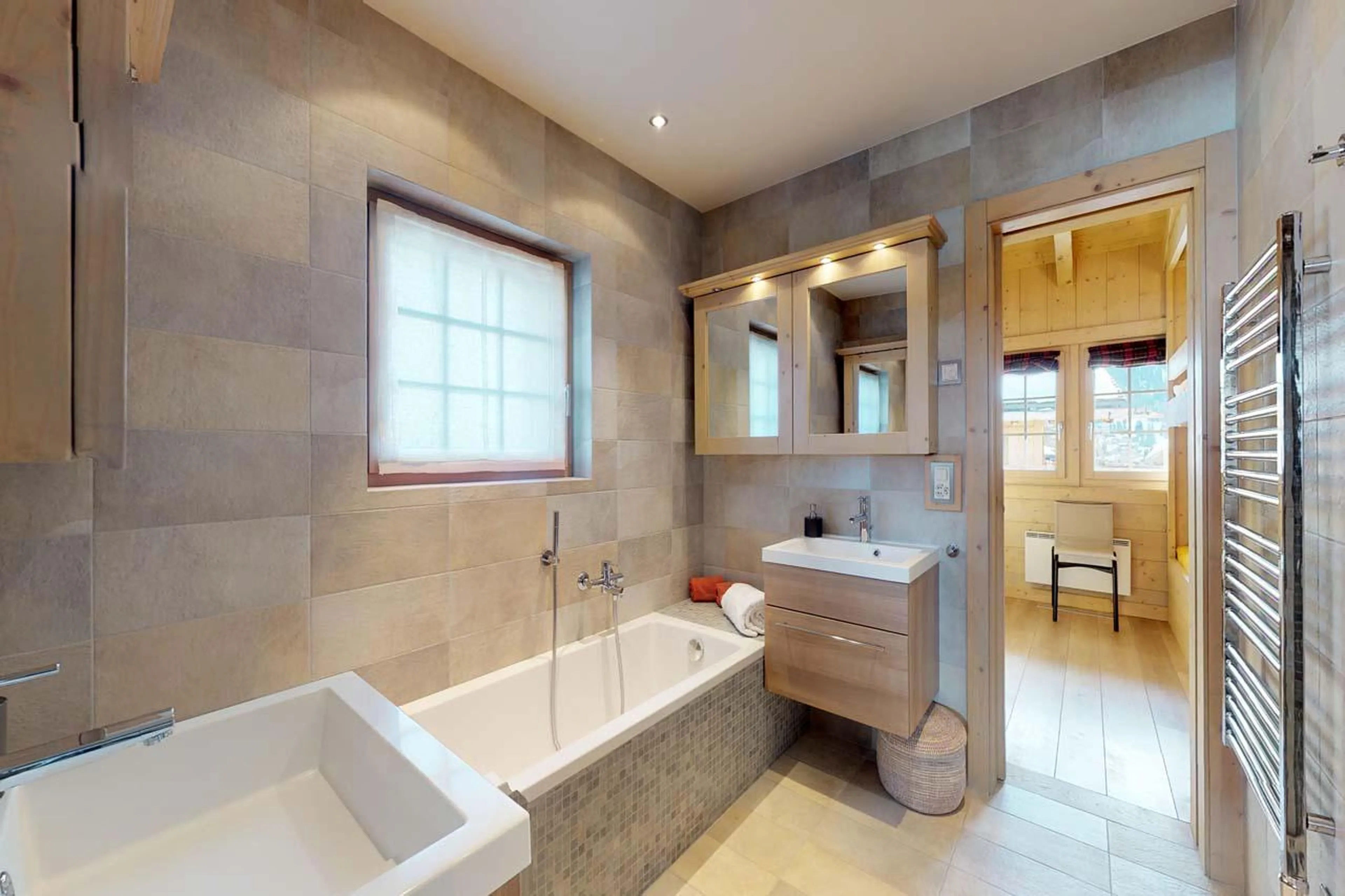 En-suite bathroom shared between bedroom three and four at Chalet Albert-Luc in Verbier