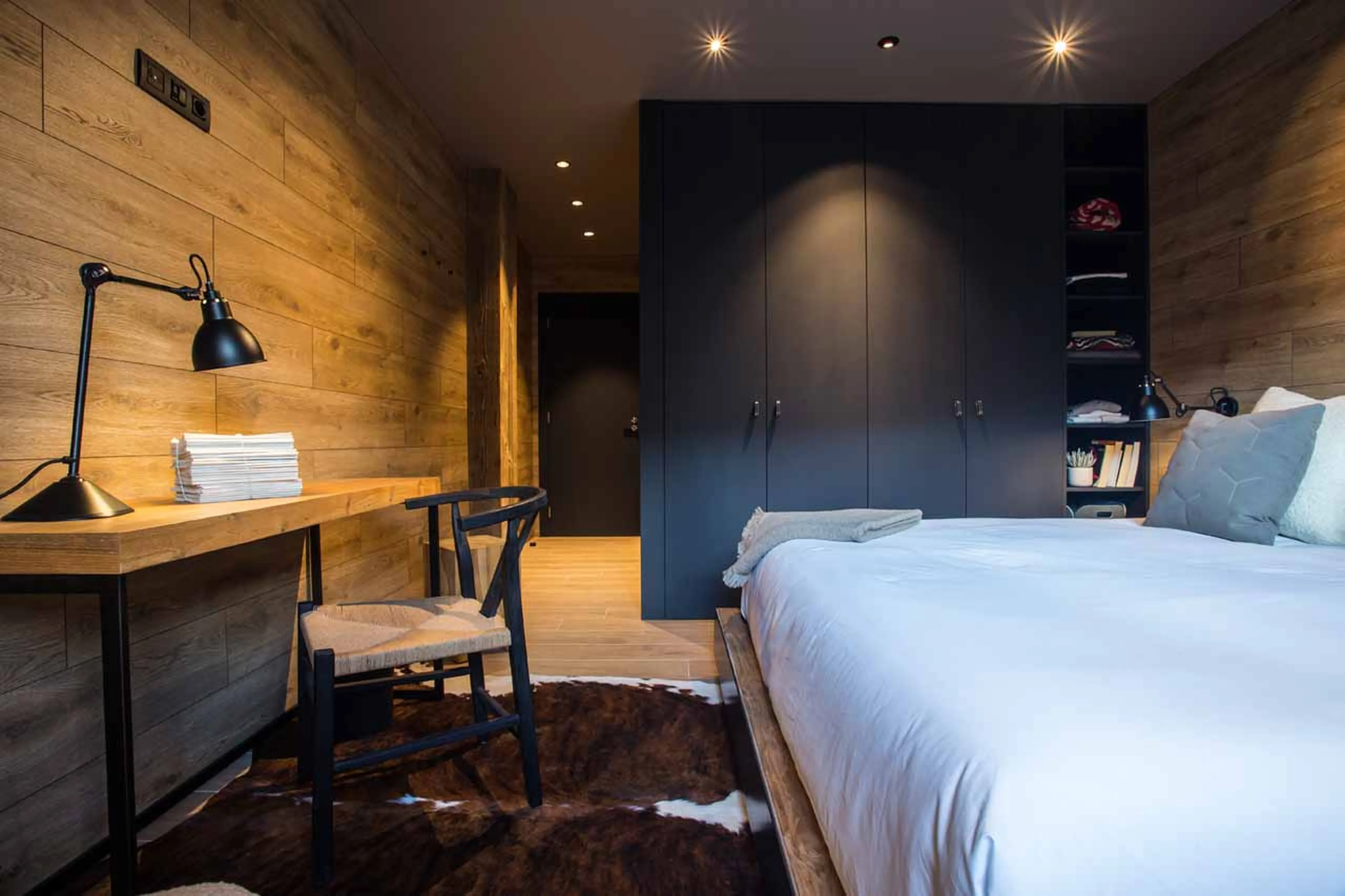 Desk in double bedroom at Alpine Residence in Soldeu