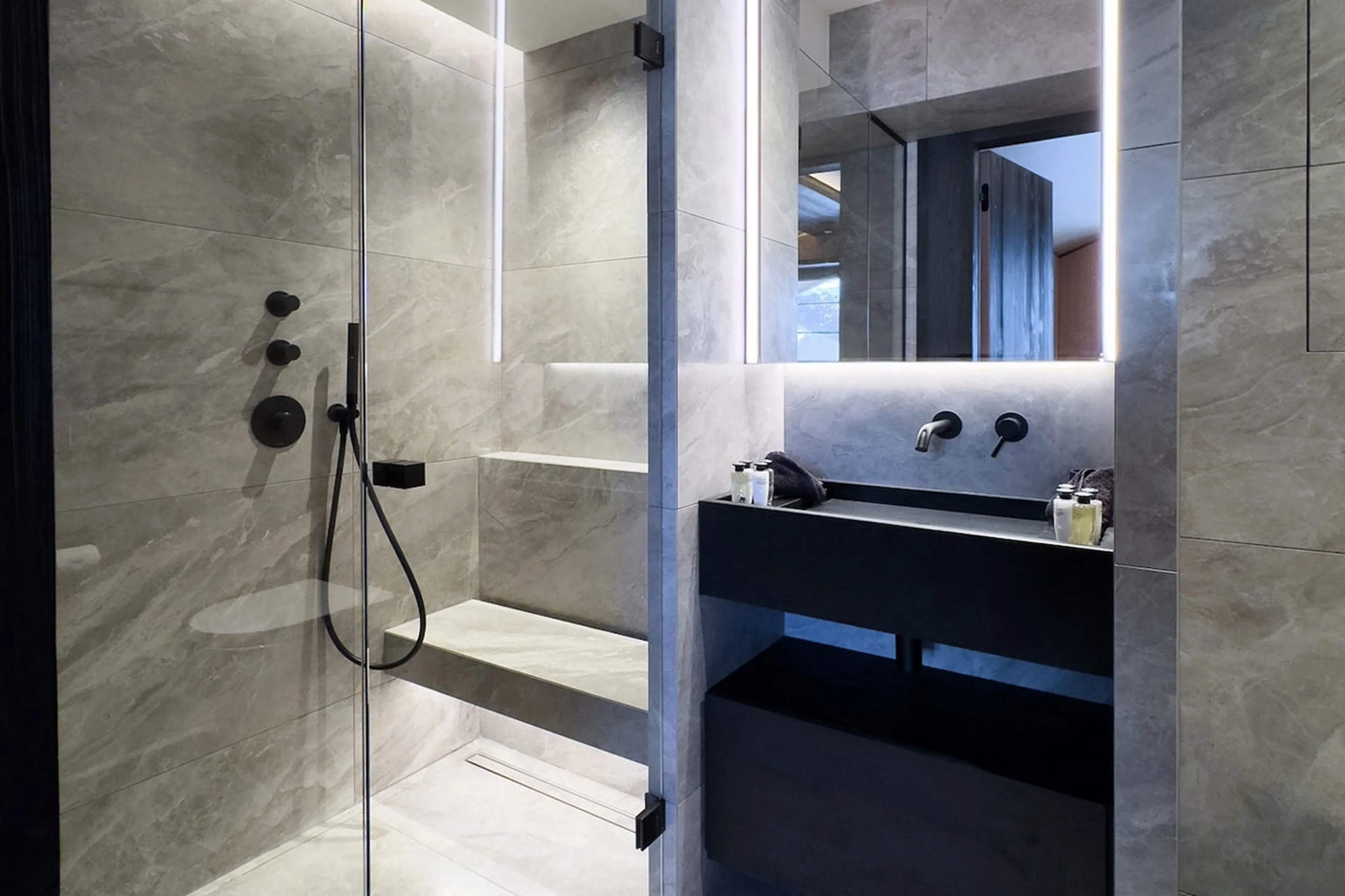 Bedroom 3 en-suite at Altara Penthouse in Courchevel 1850