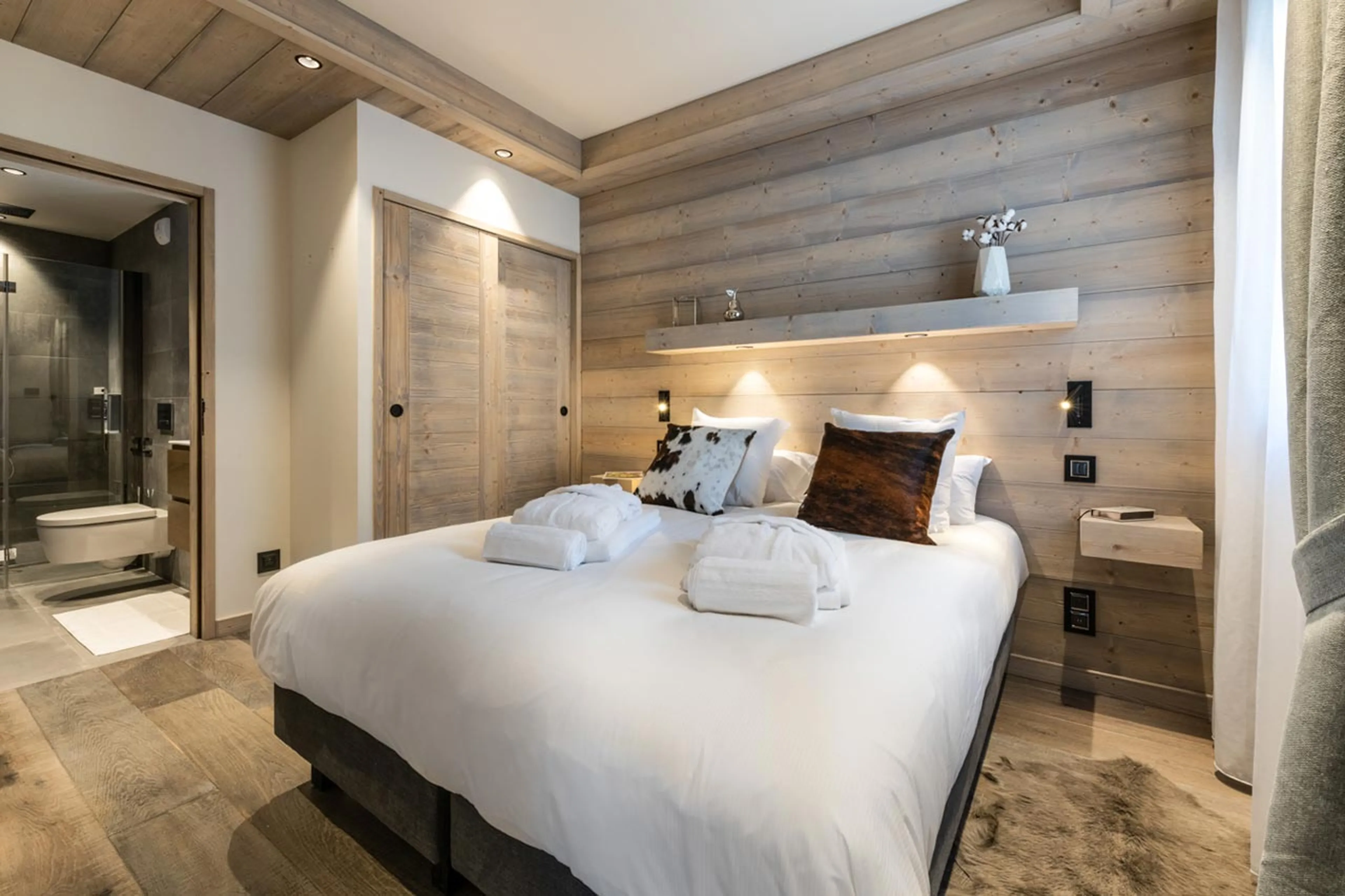 Double bedroom in Alaska Lodge 1 in Val d'Isere