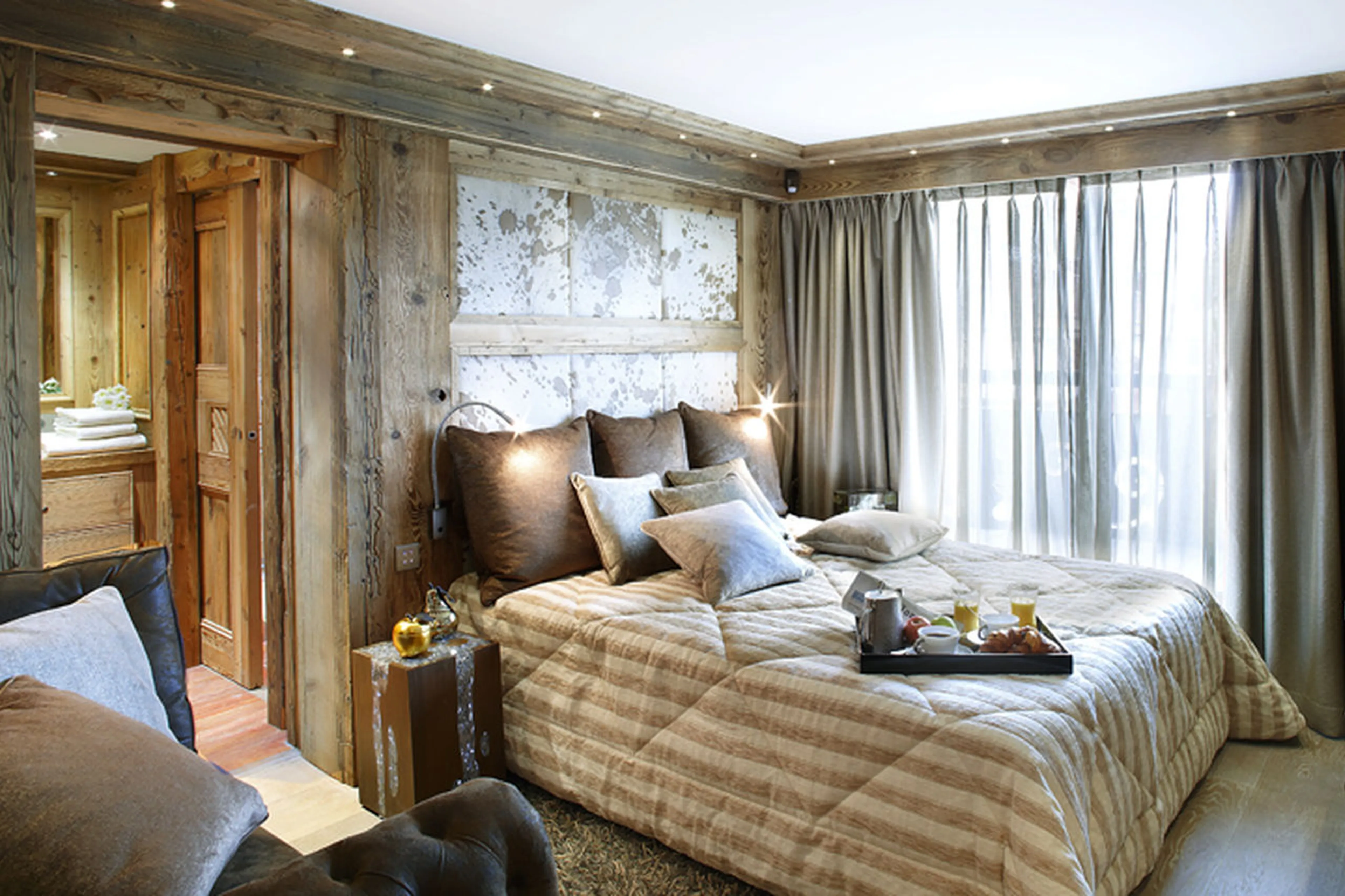 Double bedroom with en-suite bathroom and balcony access in Apartment Albaron in Courchevel 1850