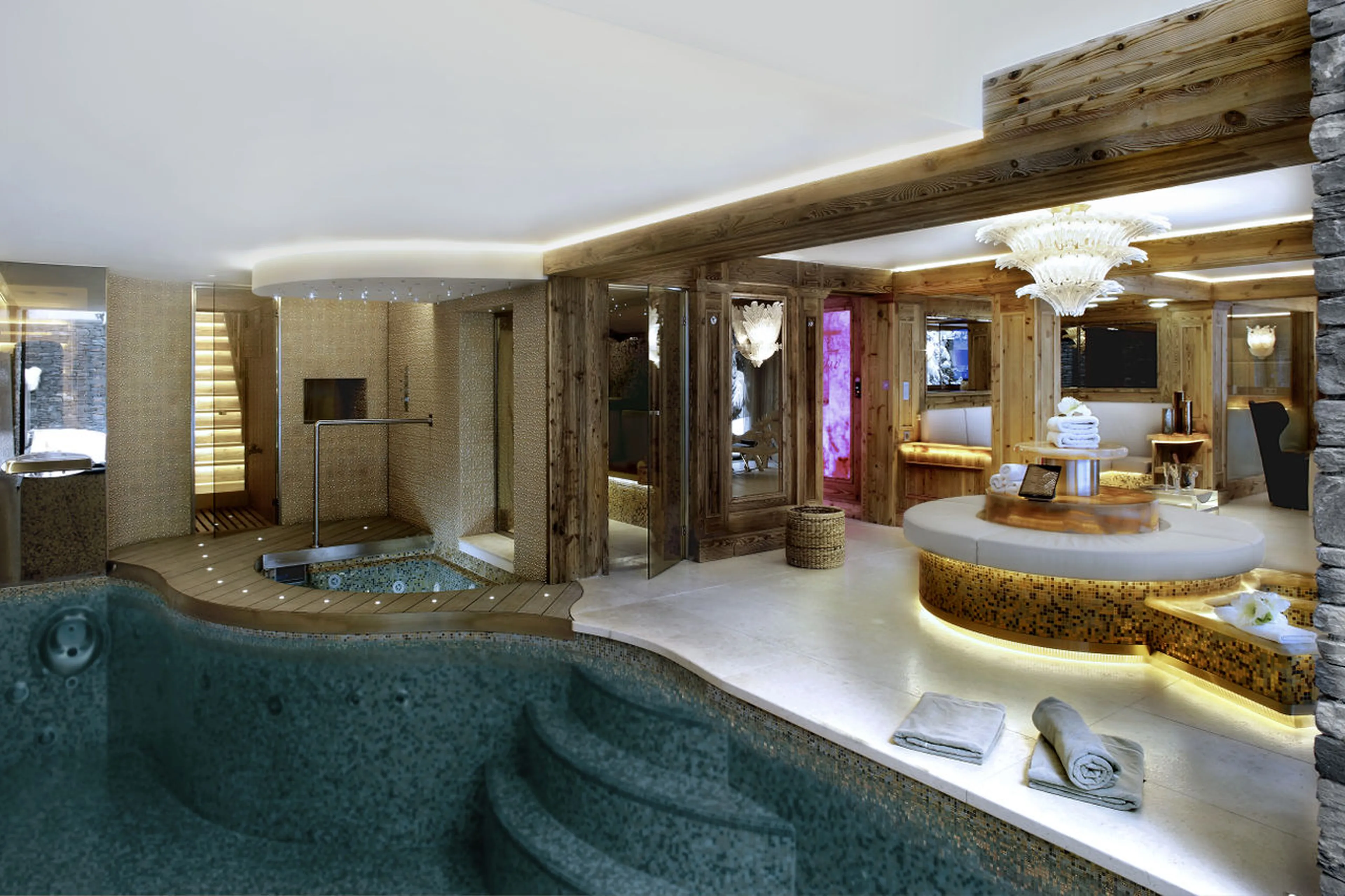 Well-equipped spa area with hammam and sauna, Apartment Albaron in Courchevel 1850
