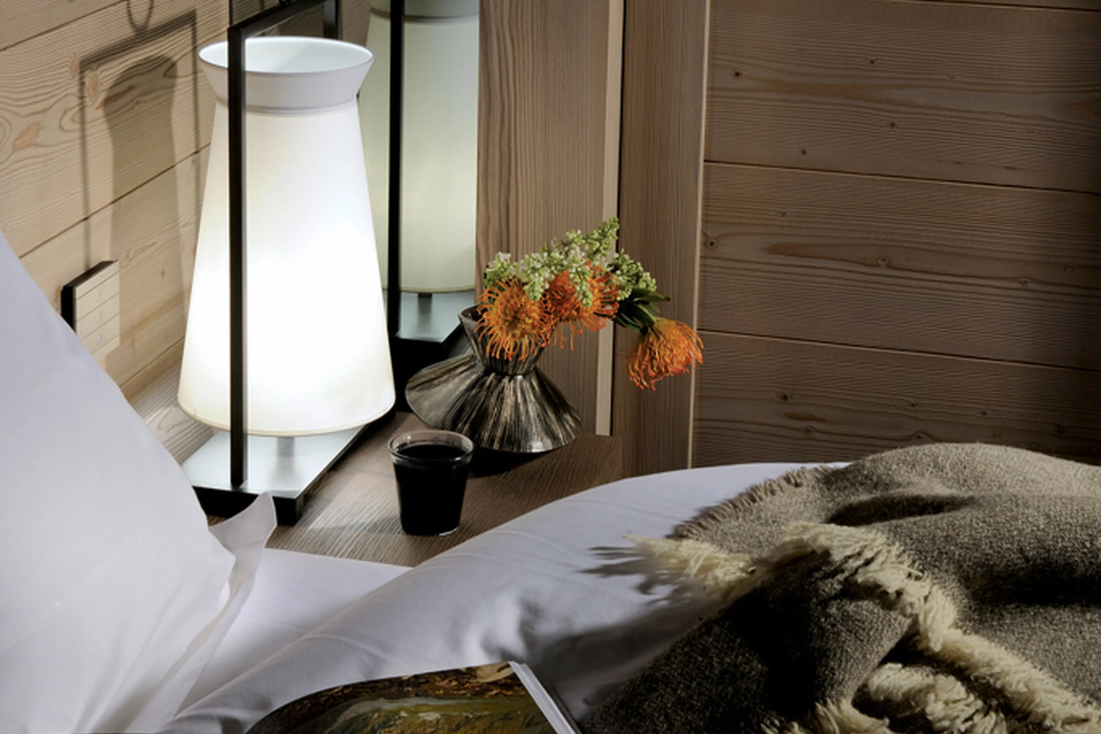 Double bed bedroom with en–suite bathroom in Apartment Amethyst in Courchevel 1850
