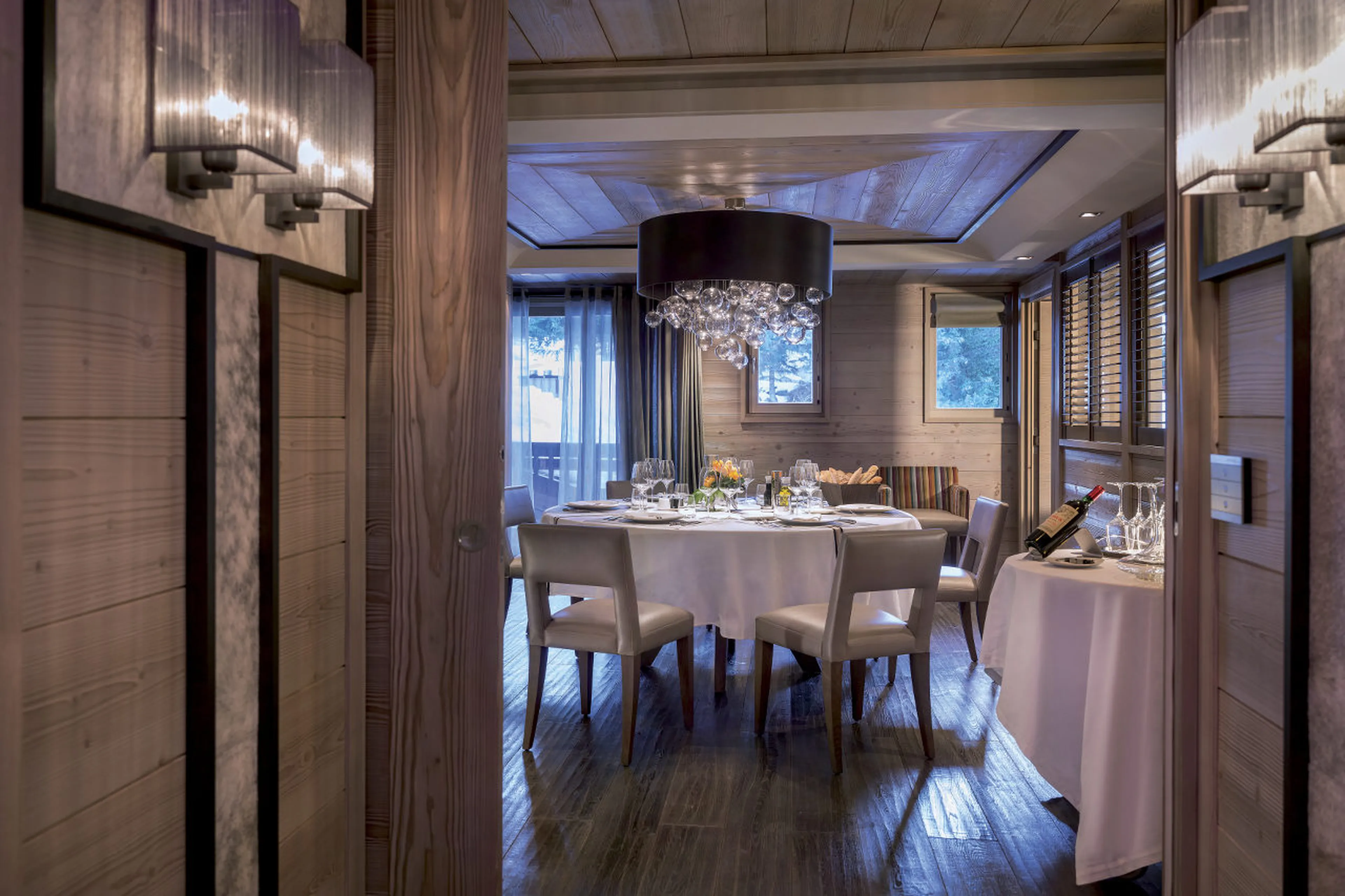 Stylish south-facing dining room of Apartment Amethyst in Courchevel 1850