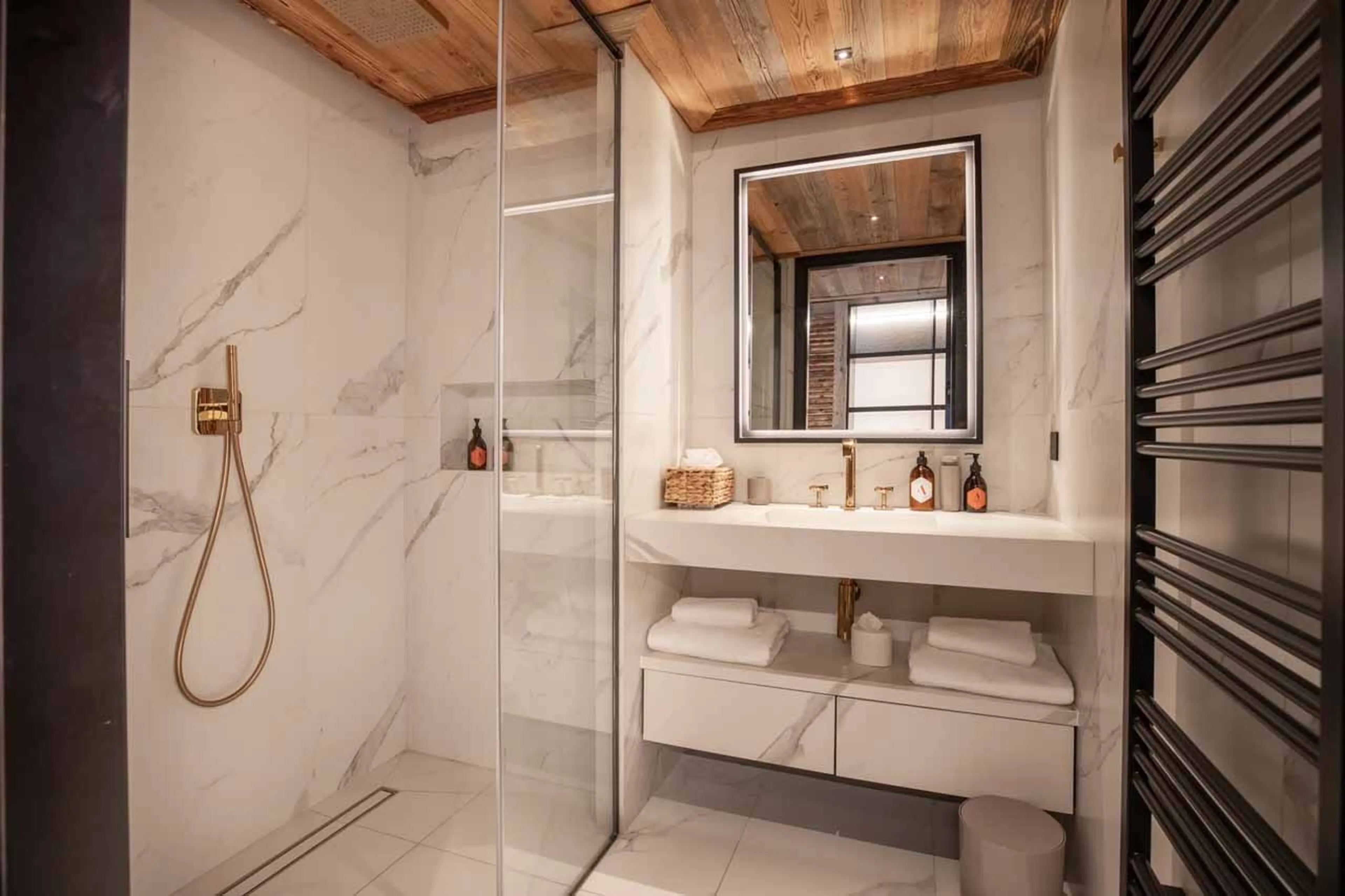 Bedroom 1 en-suite at Apartment Antares Sirius 401 in Meribel