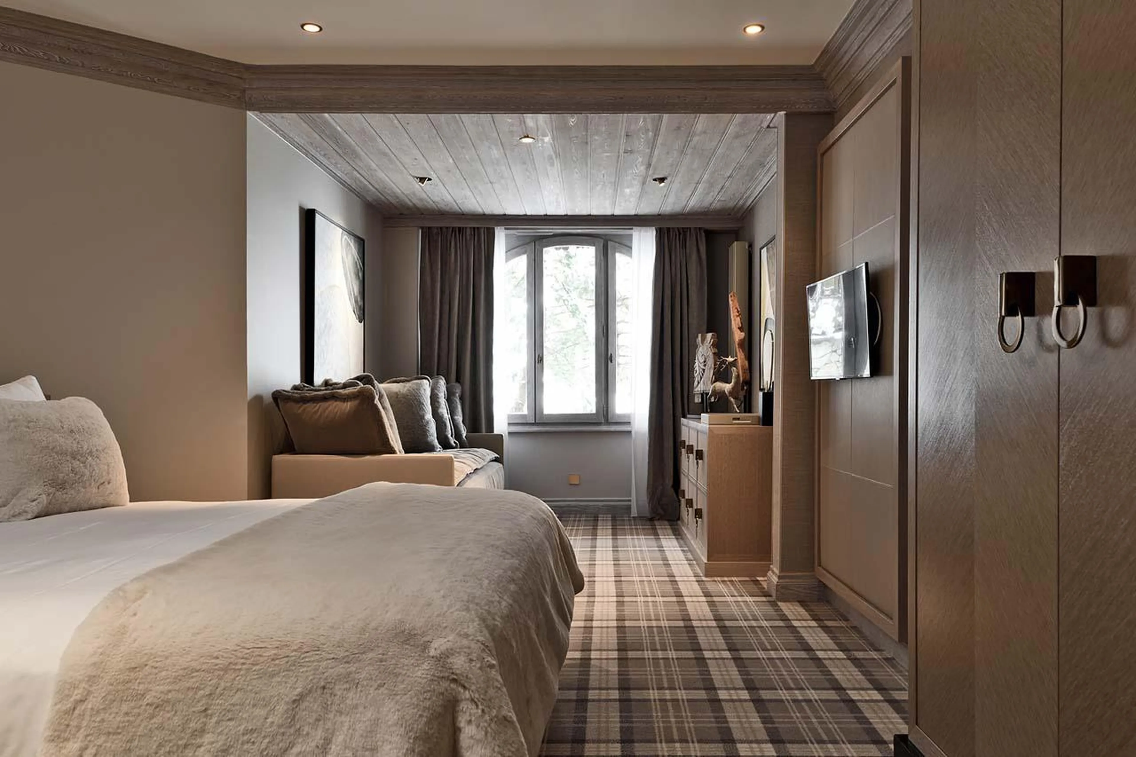 Bedroom with three single beds and an en-suite bathroom at Apartment Ariondaz in Courchevel 1850