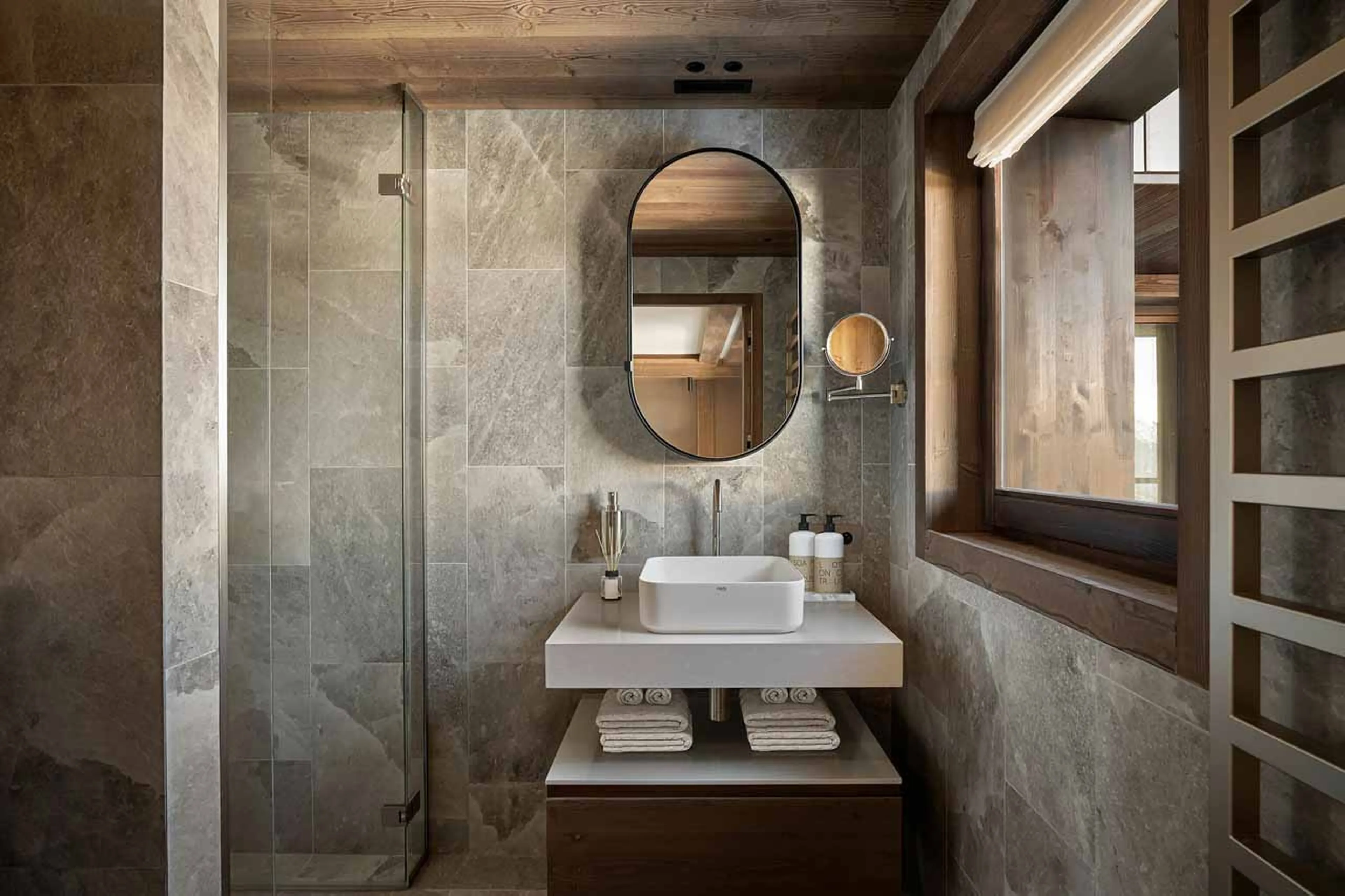 Bedroom 3 en-suite in Atmosphere Apartment 902, Courchevel 1850