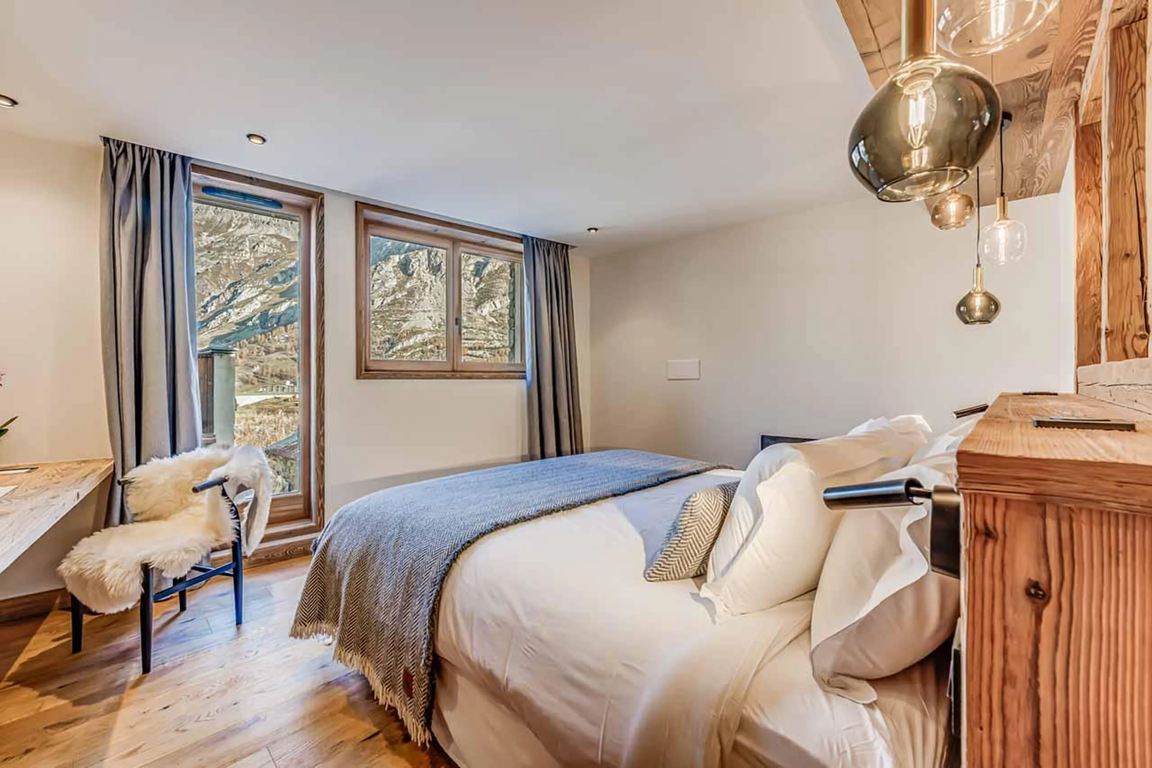 Double bedroom with glass door in Apartment Aurora, Val d'Isere