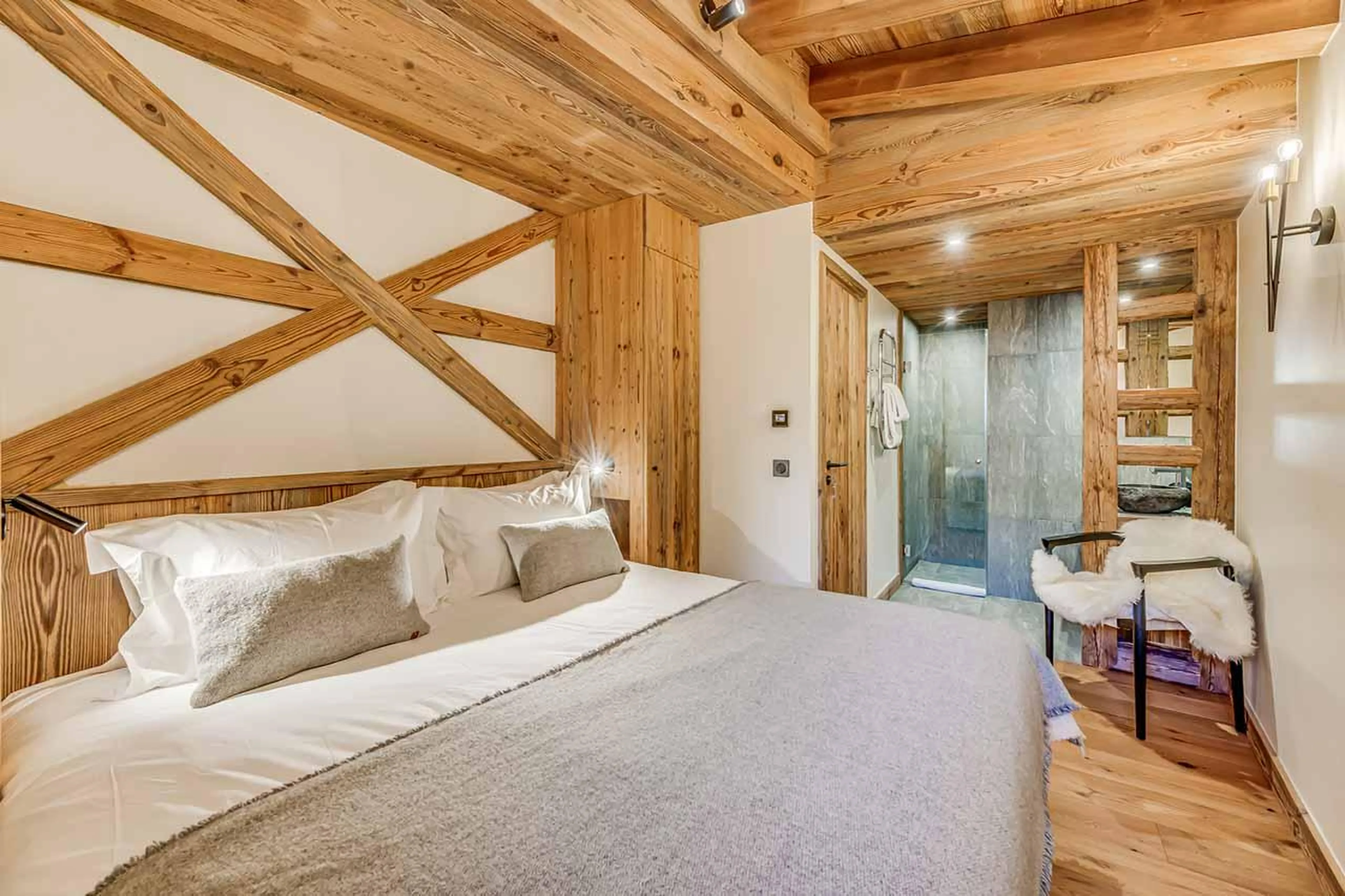 Double bedroom with chair in Apartment Aurora, Val d'Isere