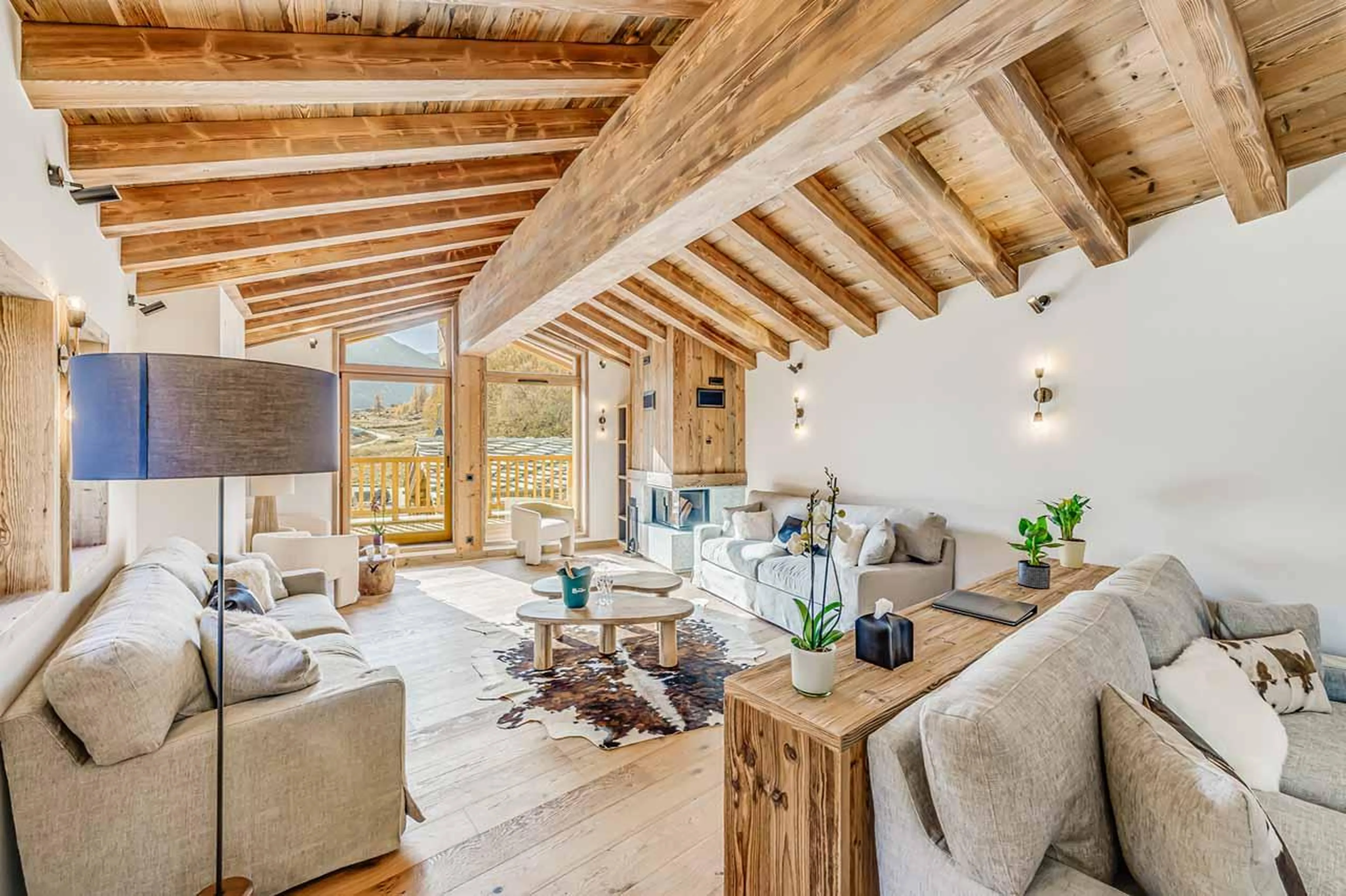 Vaulted windows and glass doors in living area in Apartment Aurora, Val d'Isere