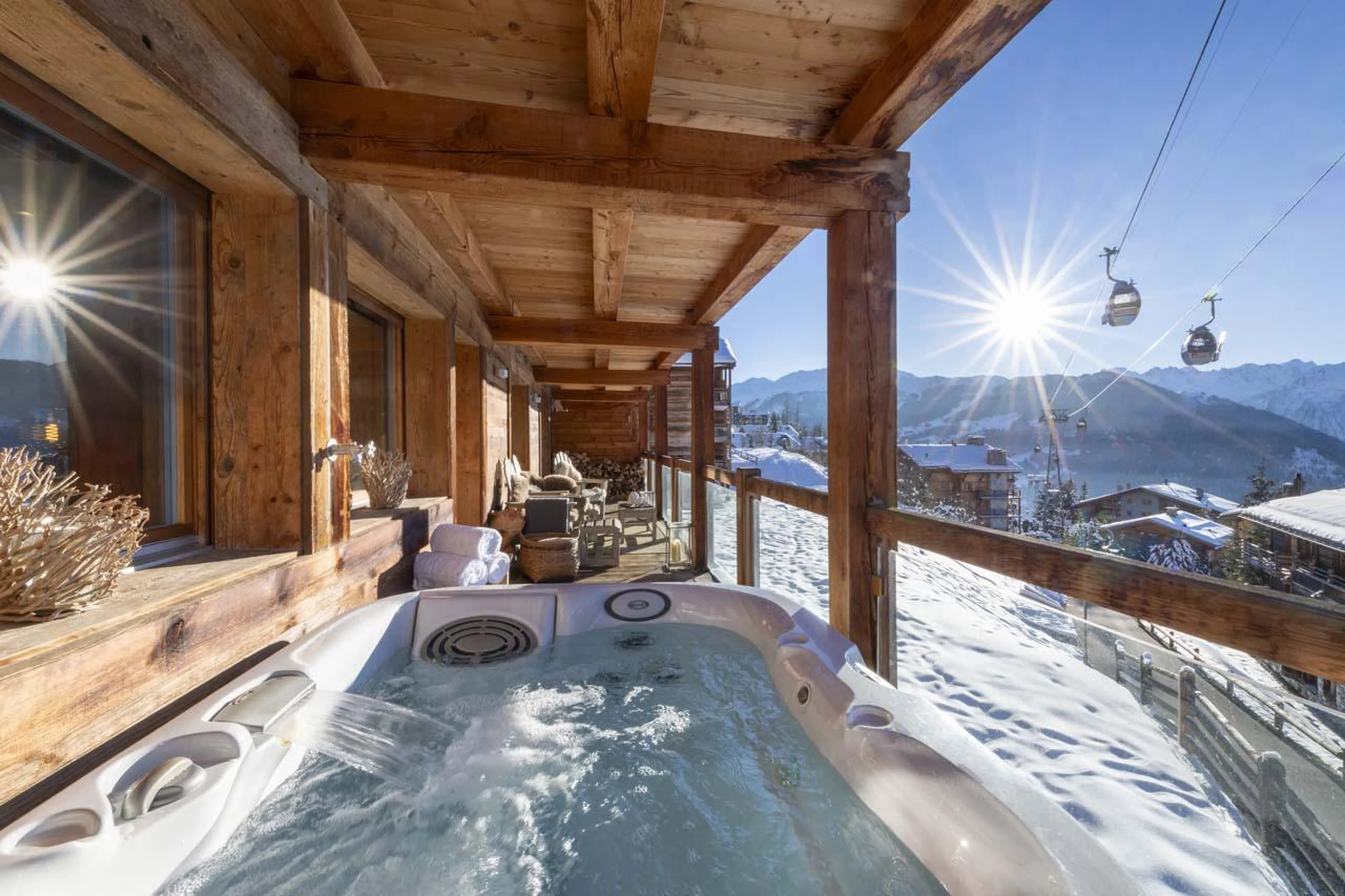 Outdoor hot tub at Apartment Basalte in Verbier