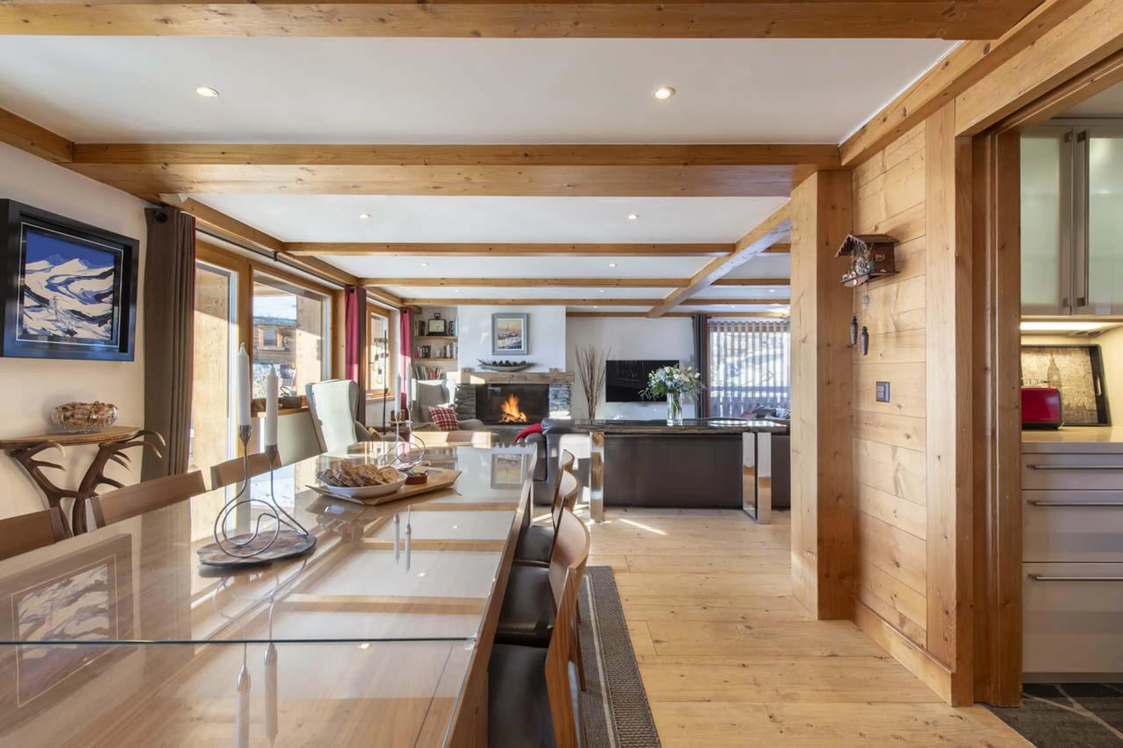 Enjoy meals around the elegant dining table at Apartment Basalte in Verbier