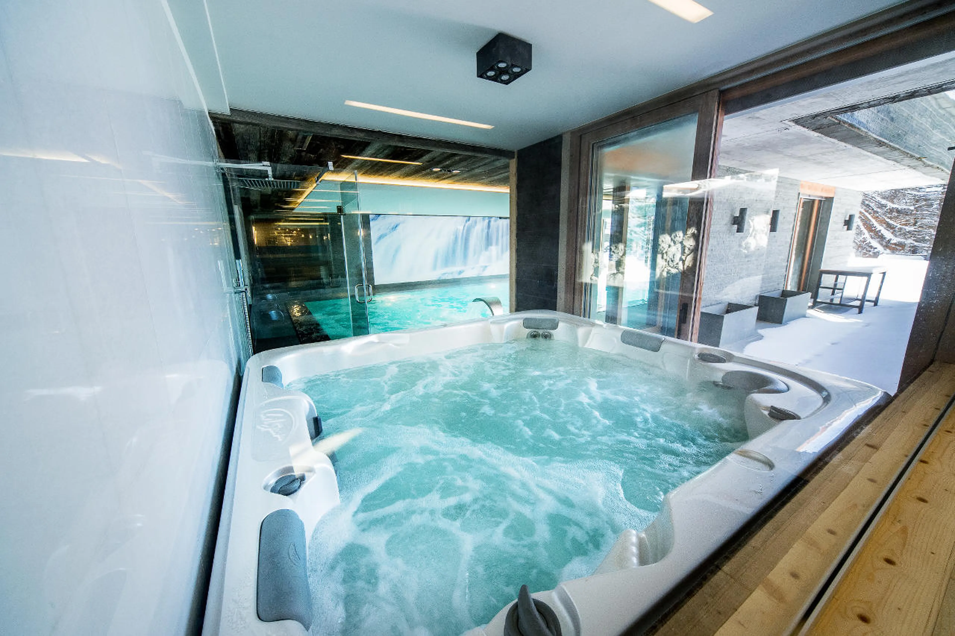 Shared Jacuzzi next to swimming pool in wellness area of Apartment Bellalui in Crans-Montana