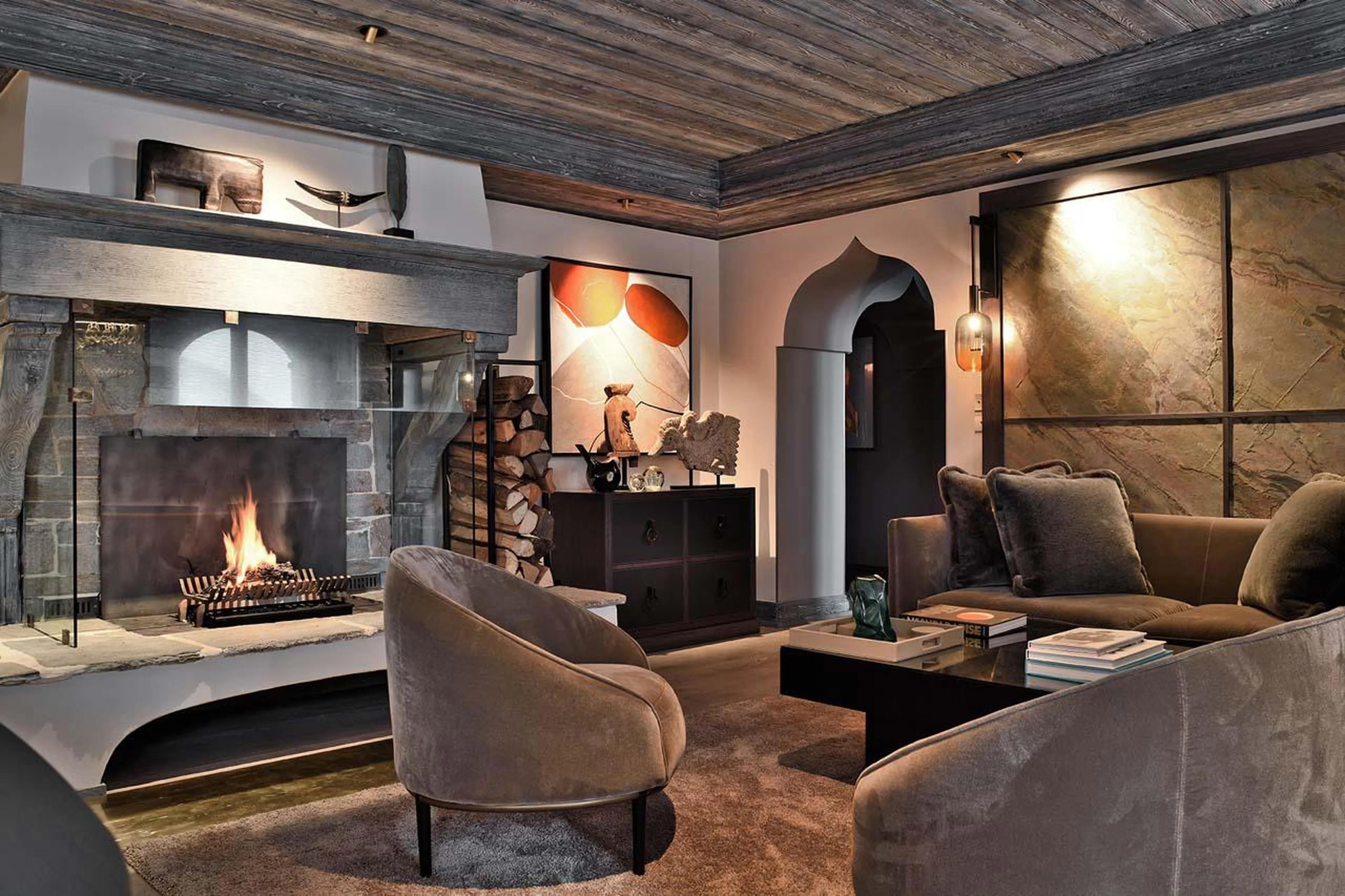 Sofas surrounding fireplace at Apartment Belvedere in Courchevel 1850