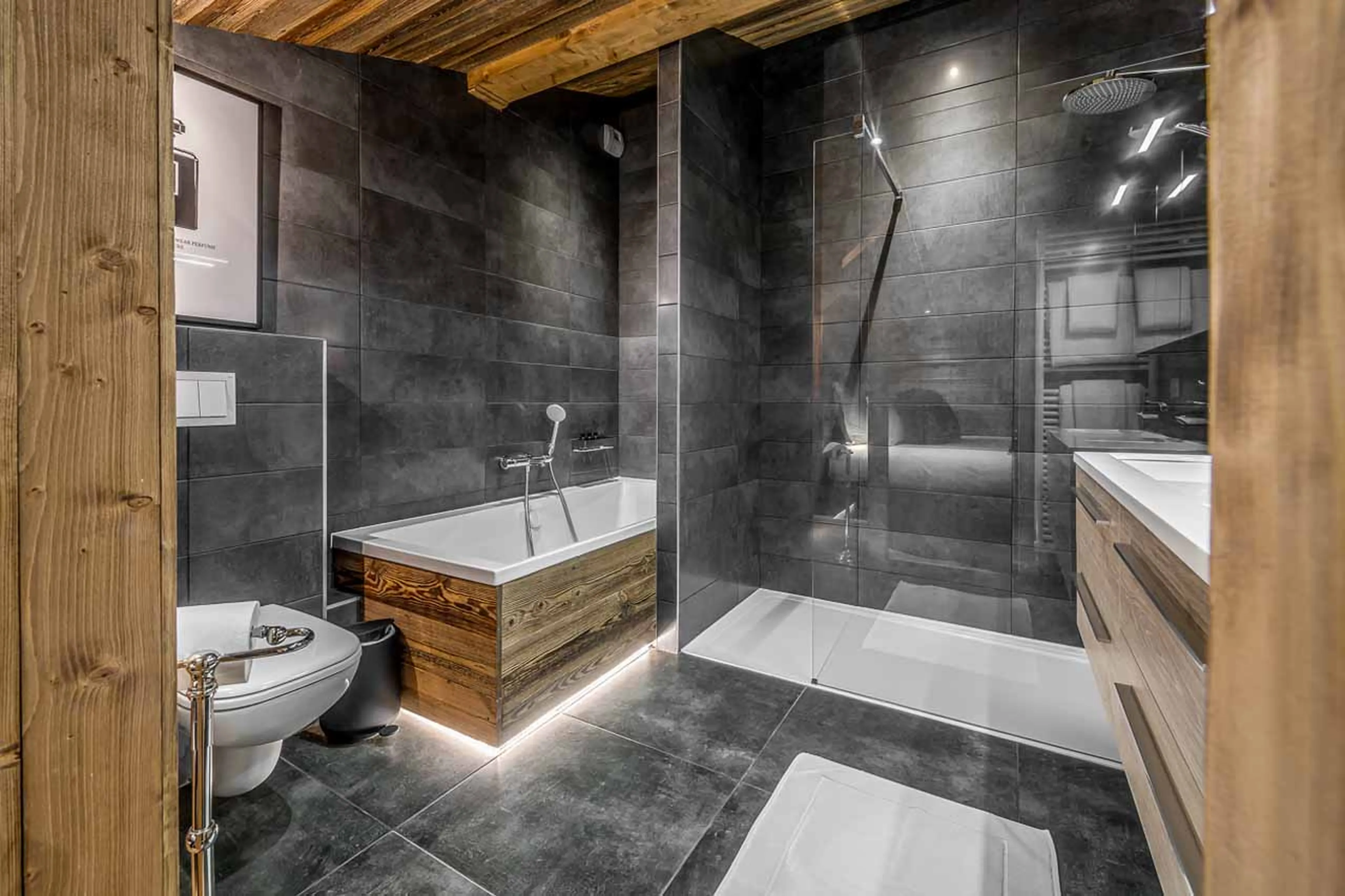 Bathtub and shower at Apartment Ben Nevis in Les Gets