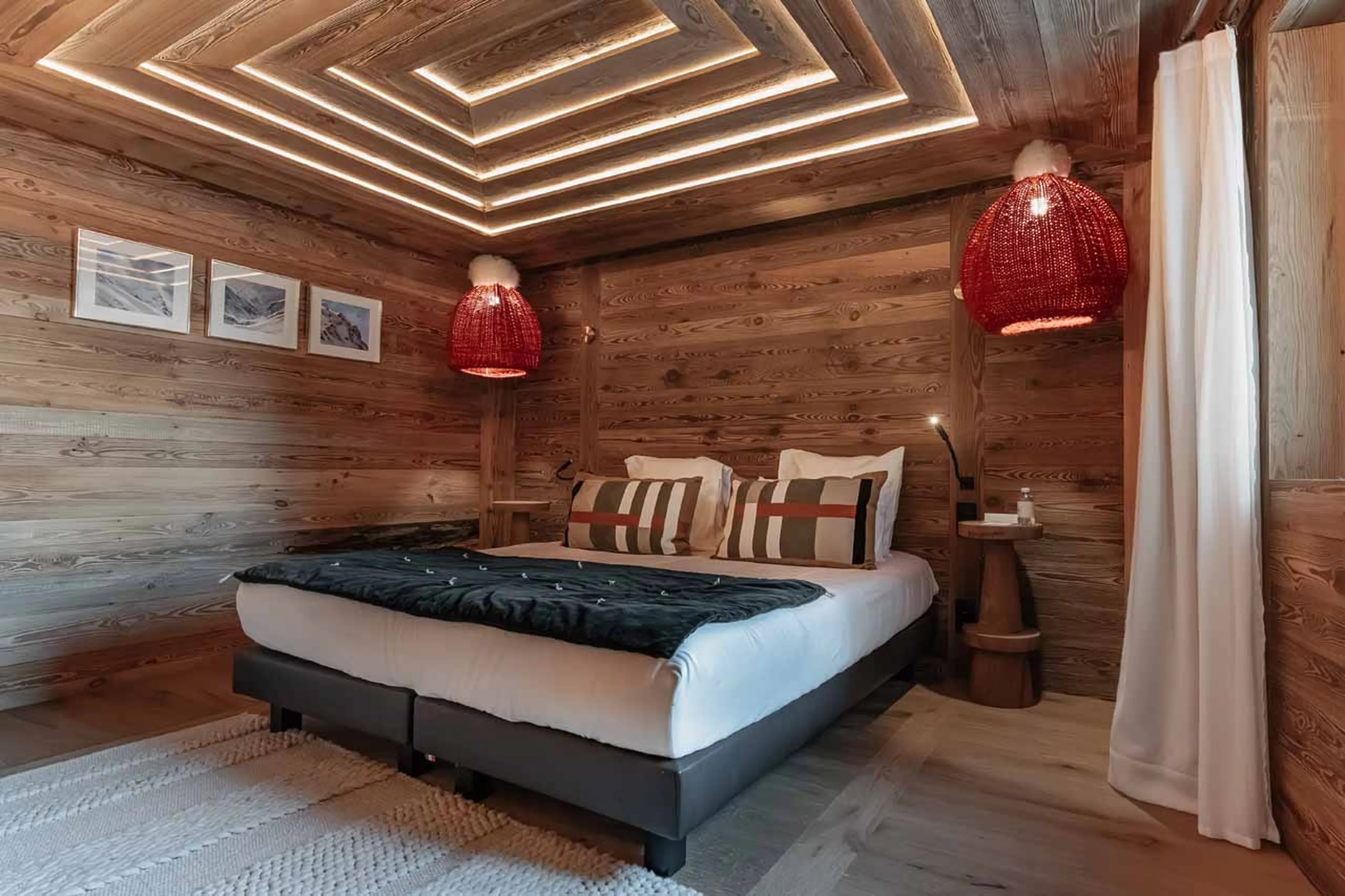Double bedroom with terrace access and en-suite shower room in Apartment Best View, Val d'Isere