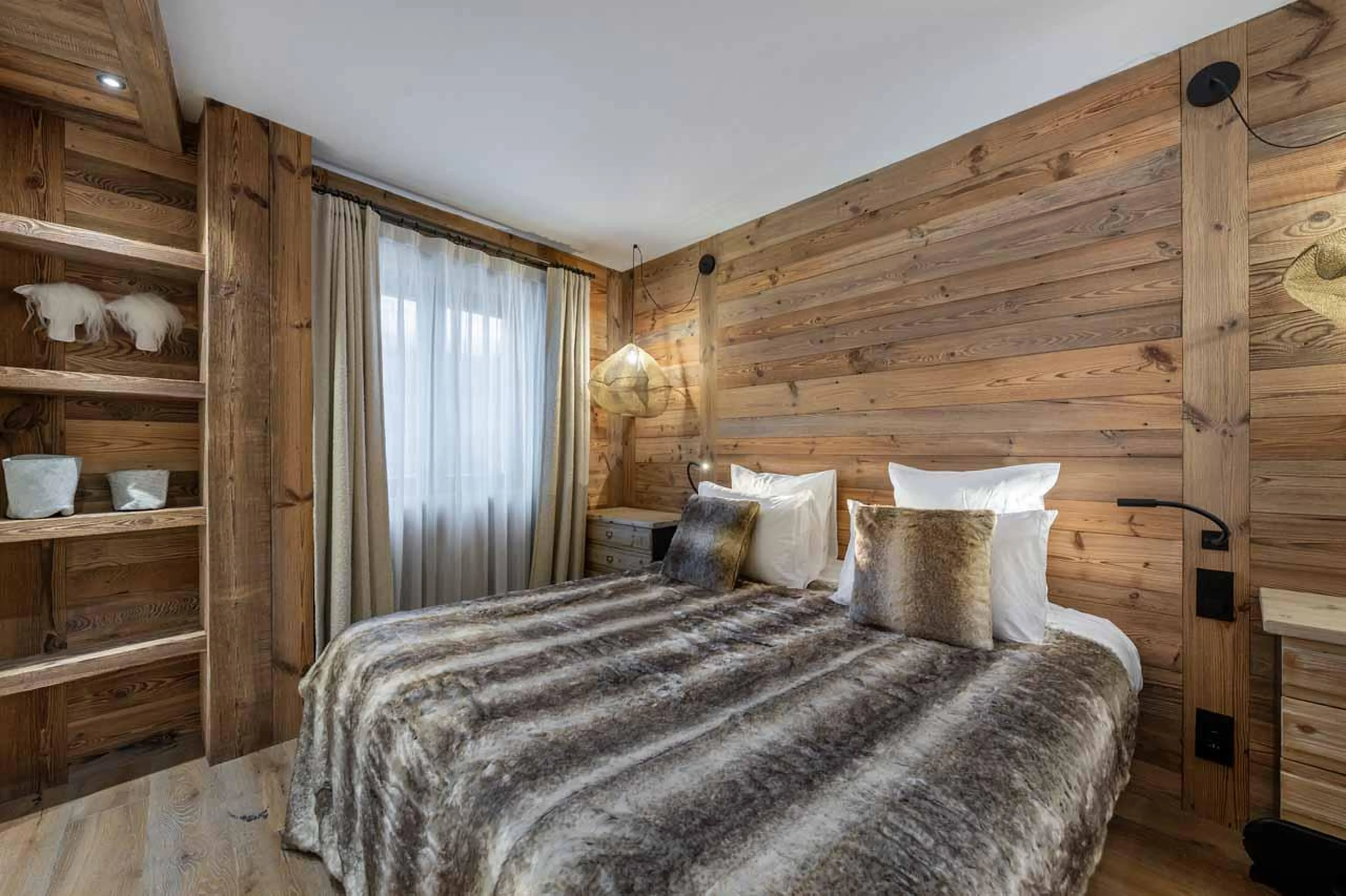 Double bedroom with terrace access and en-suite shower room in Apartment Best View, Val d'Isere