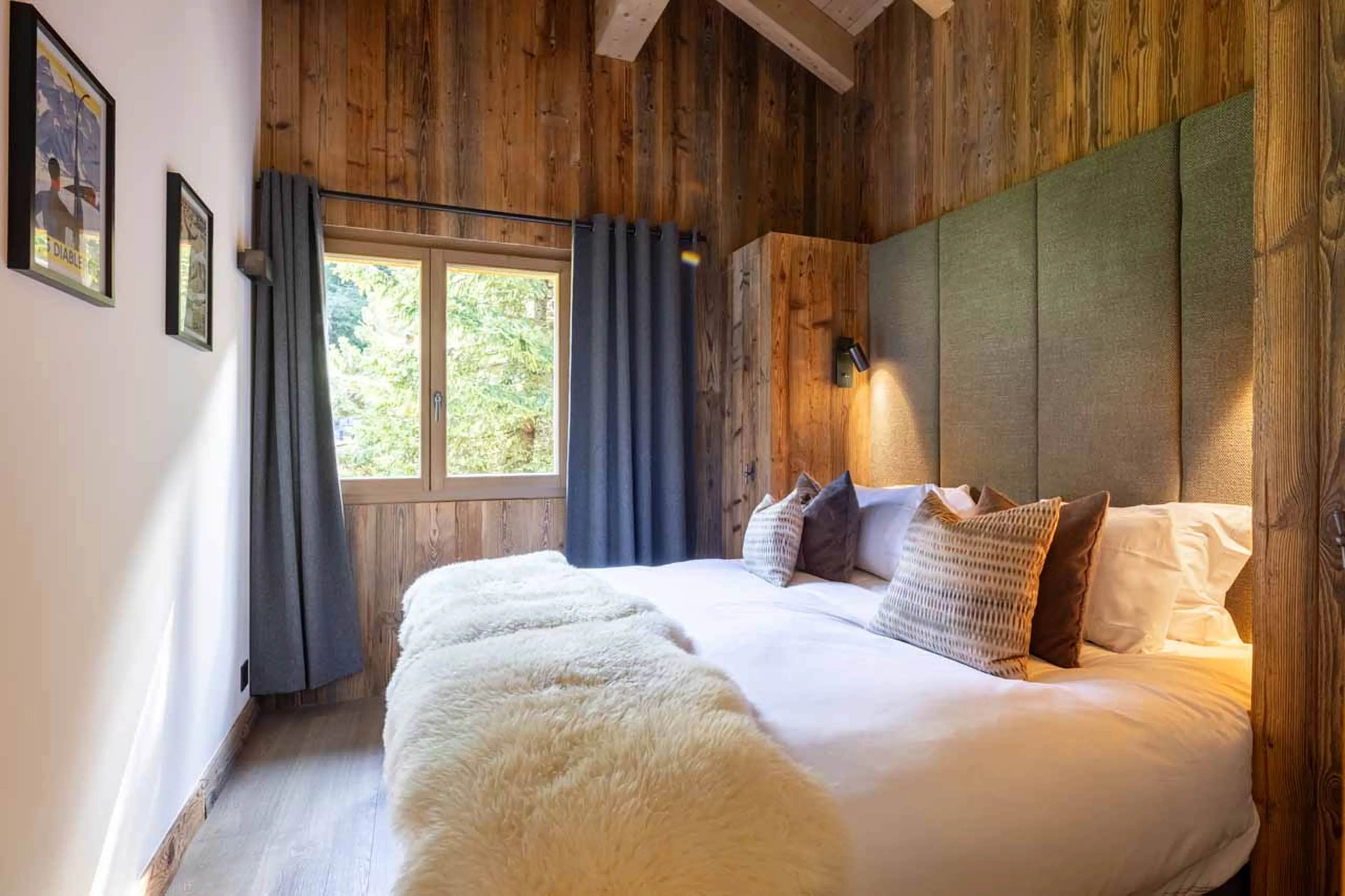 Bedroom 1 double at Apartment Bisous Bisous in Val d'Isere