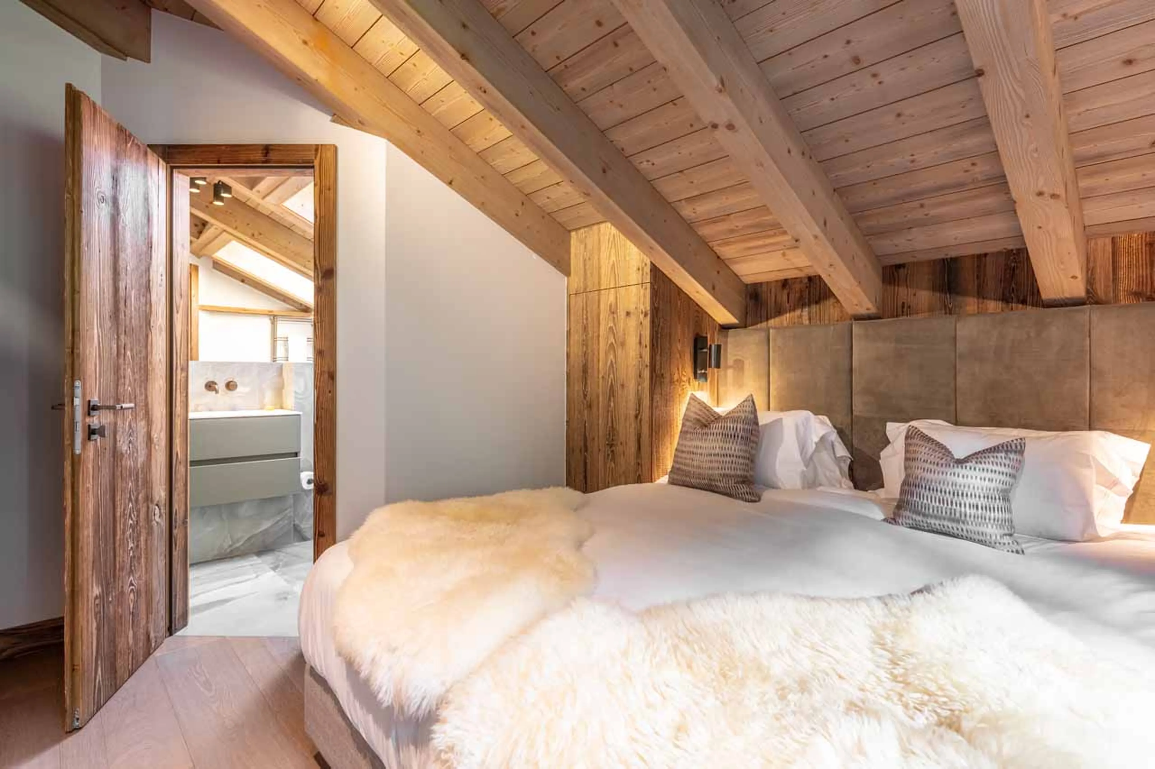 Bedroom 2 with en-suite at Apartment Bisous Bisous in Val d'Isere