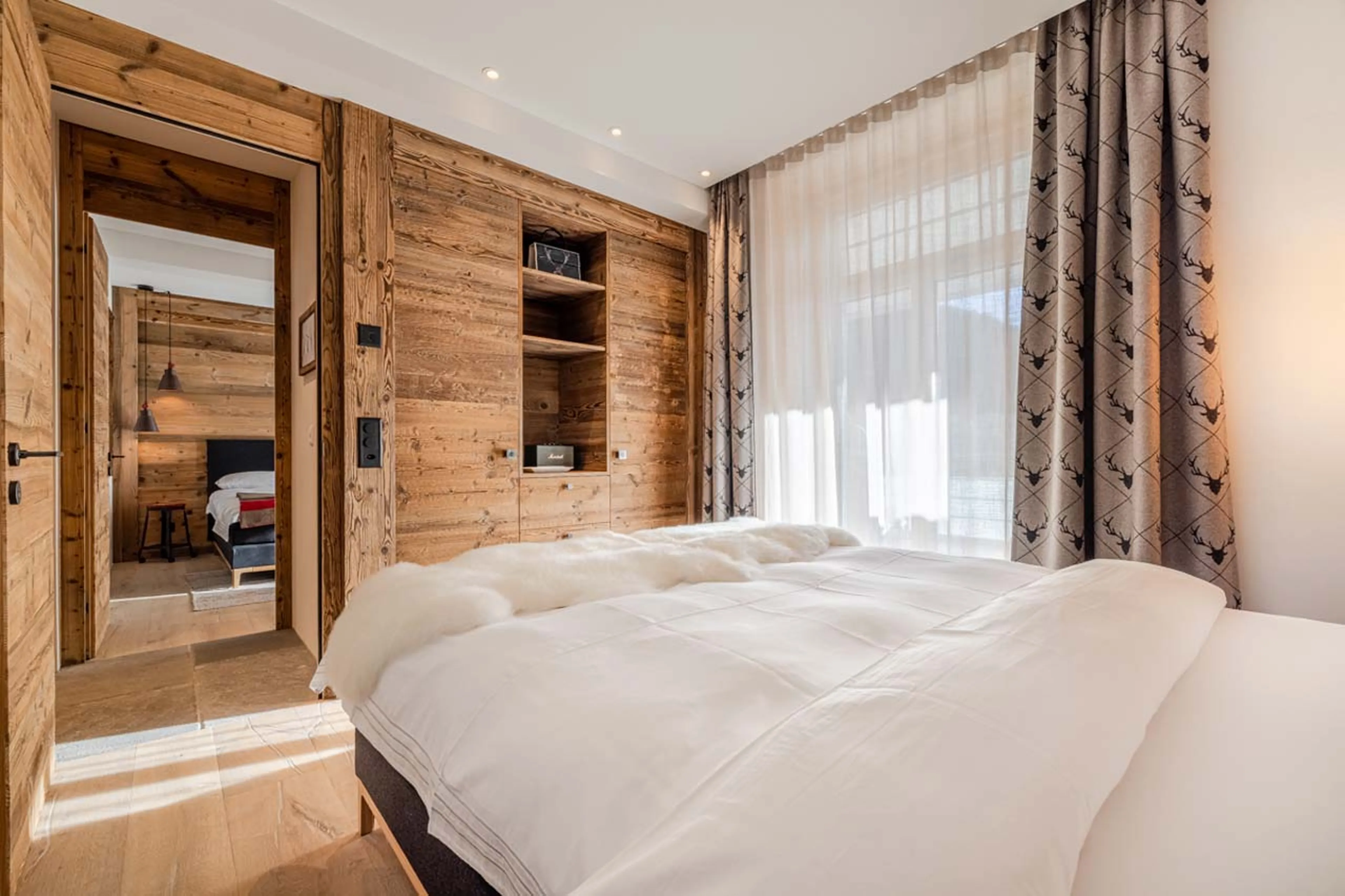 Spacious double bedroom at Apartment Mountain Dream in Davos